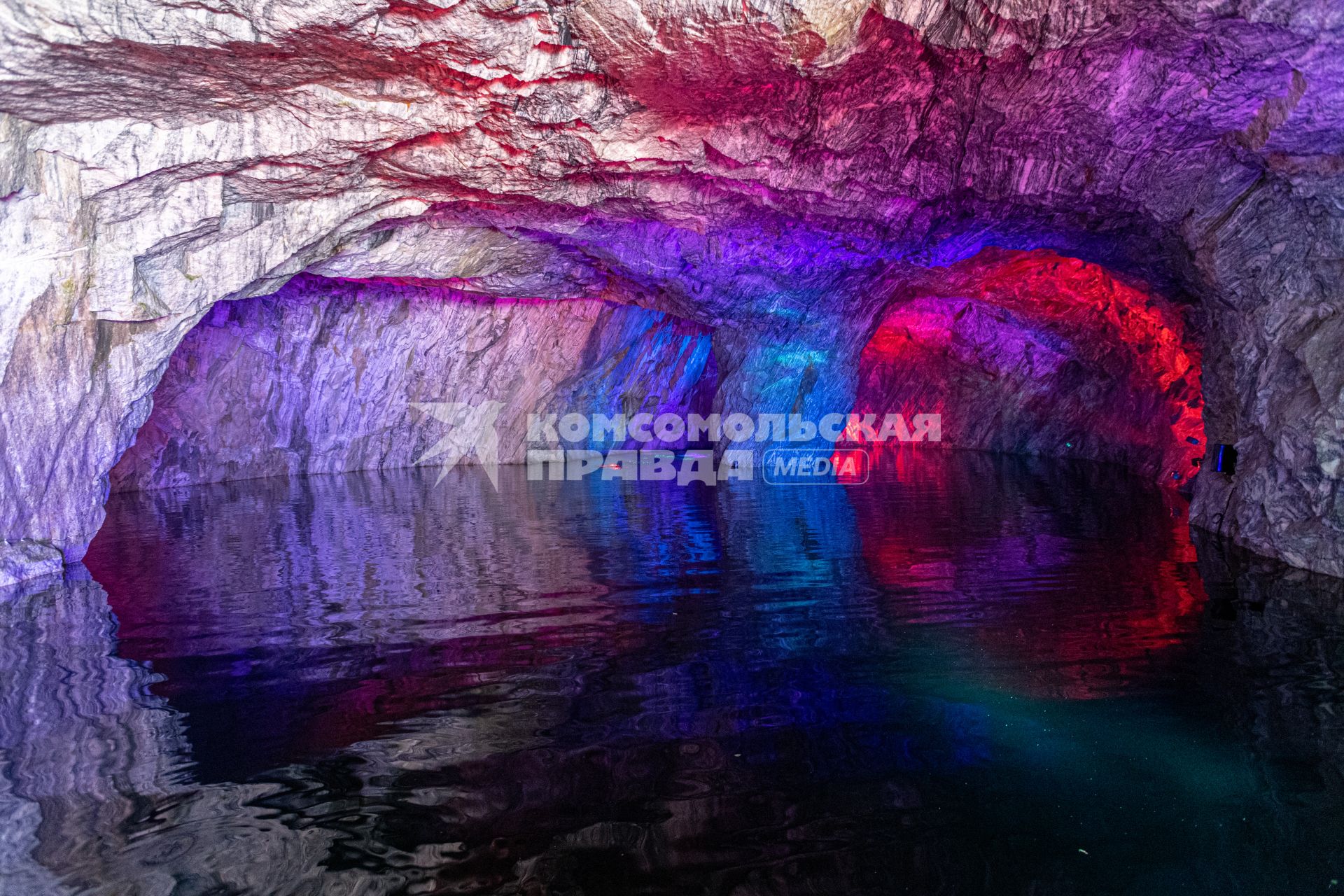 Карелия, Сортавала. В пещерах мраморного каньона  горного парка  `Рускеала`.