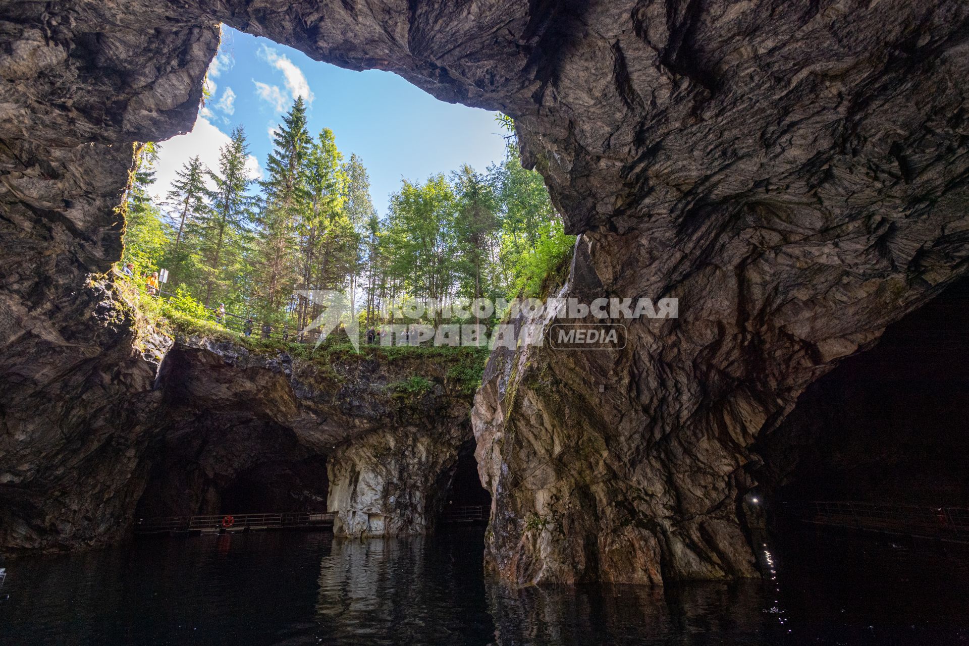 Карелия, Сортавала. В  пещерах мраморного каньона  горного парка  `Рускеала`.