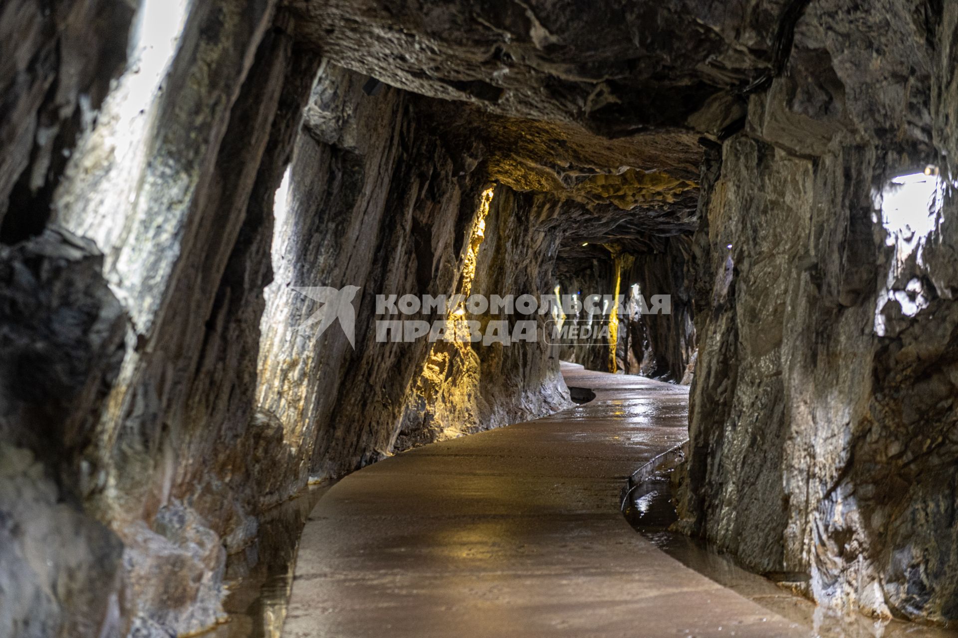Карелия, Сортавала. В пещерах мраморного каньона  горного парка  `Рускеала`.