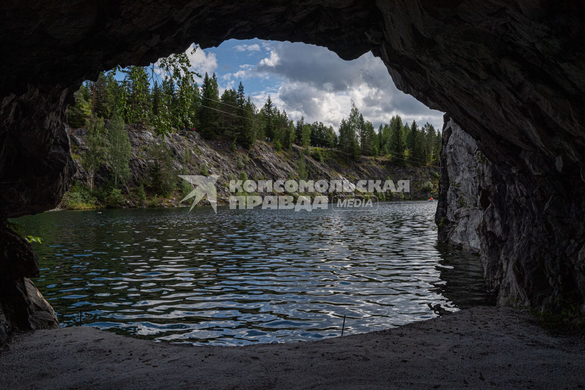 Карелия, Сортавала. В  пещерах мраморного каньона  горного парка  `Рускеала`.