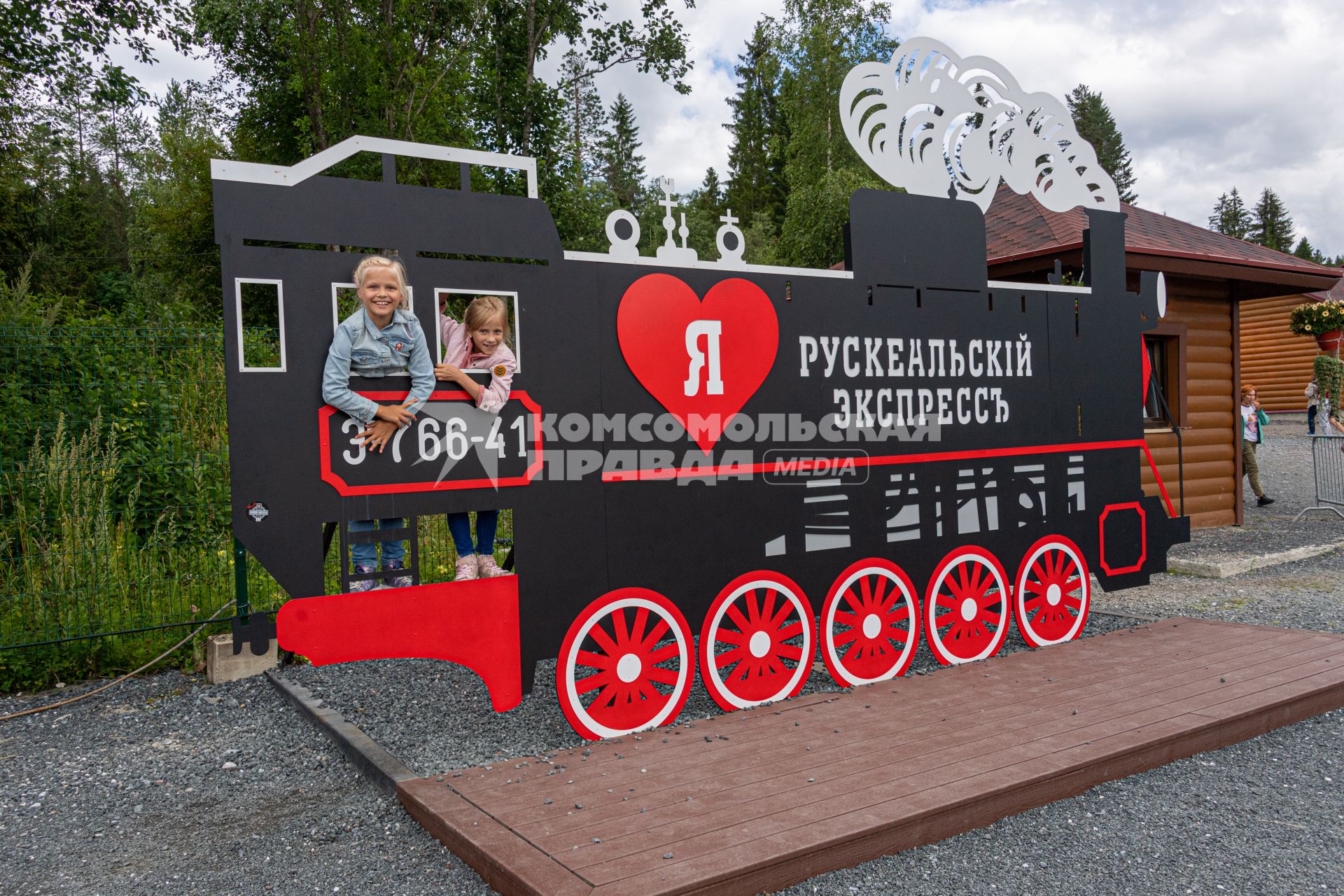 Карелия, Сортавала.   Посетители на территории  горного парка  `Рускеала`.