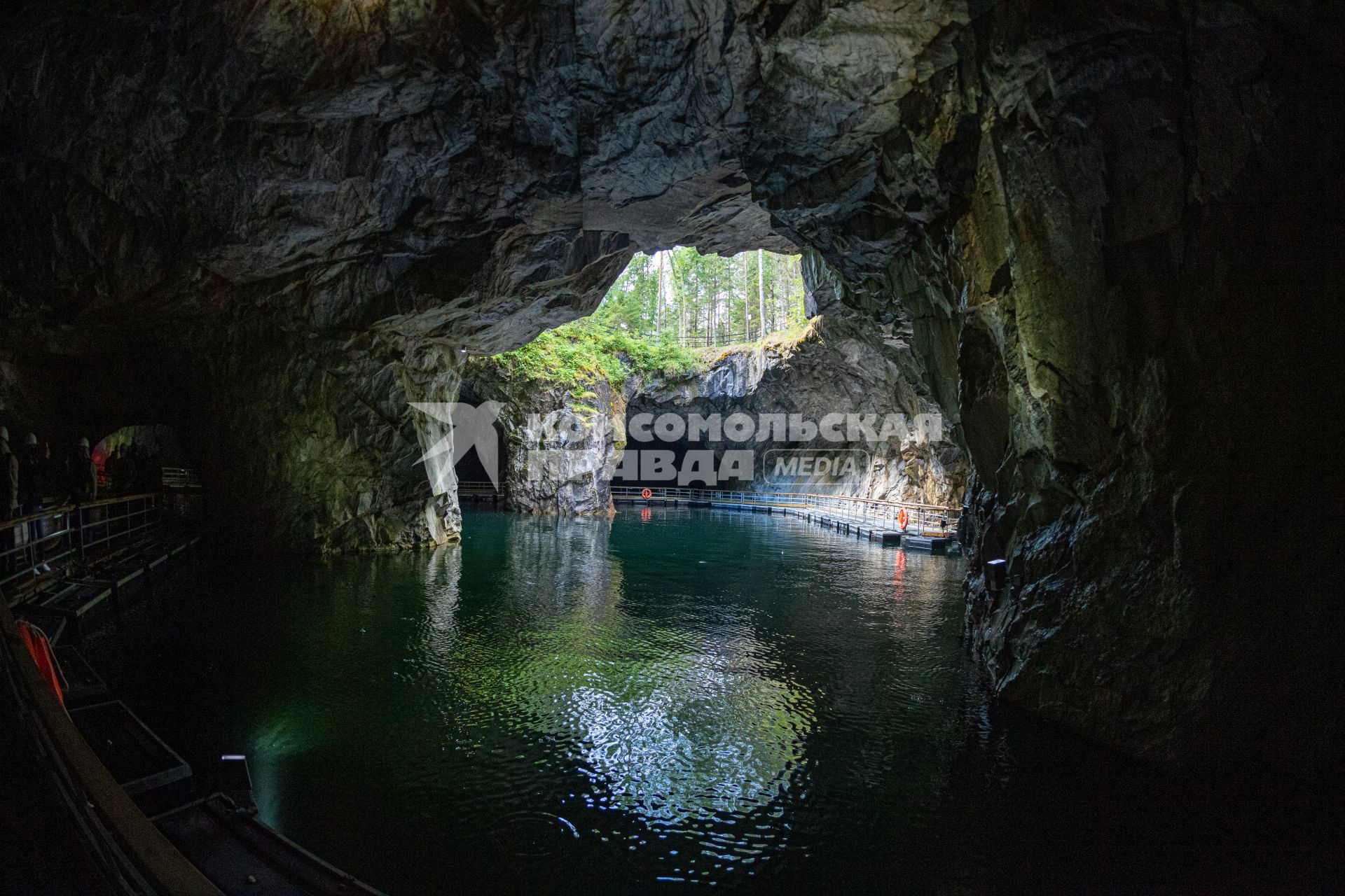 Карелия, Сортавала. В пещерах мраморного каньона  горного парка  `Рускеала`.