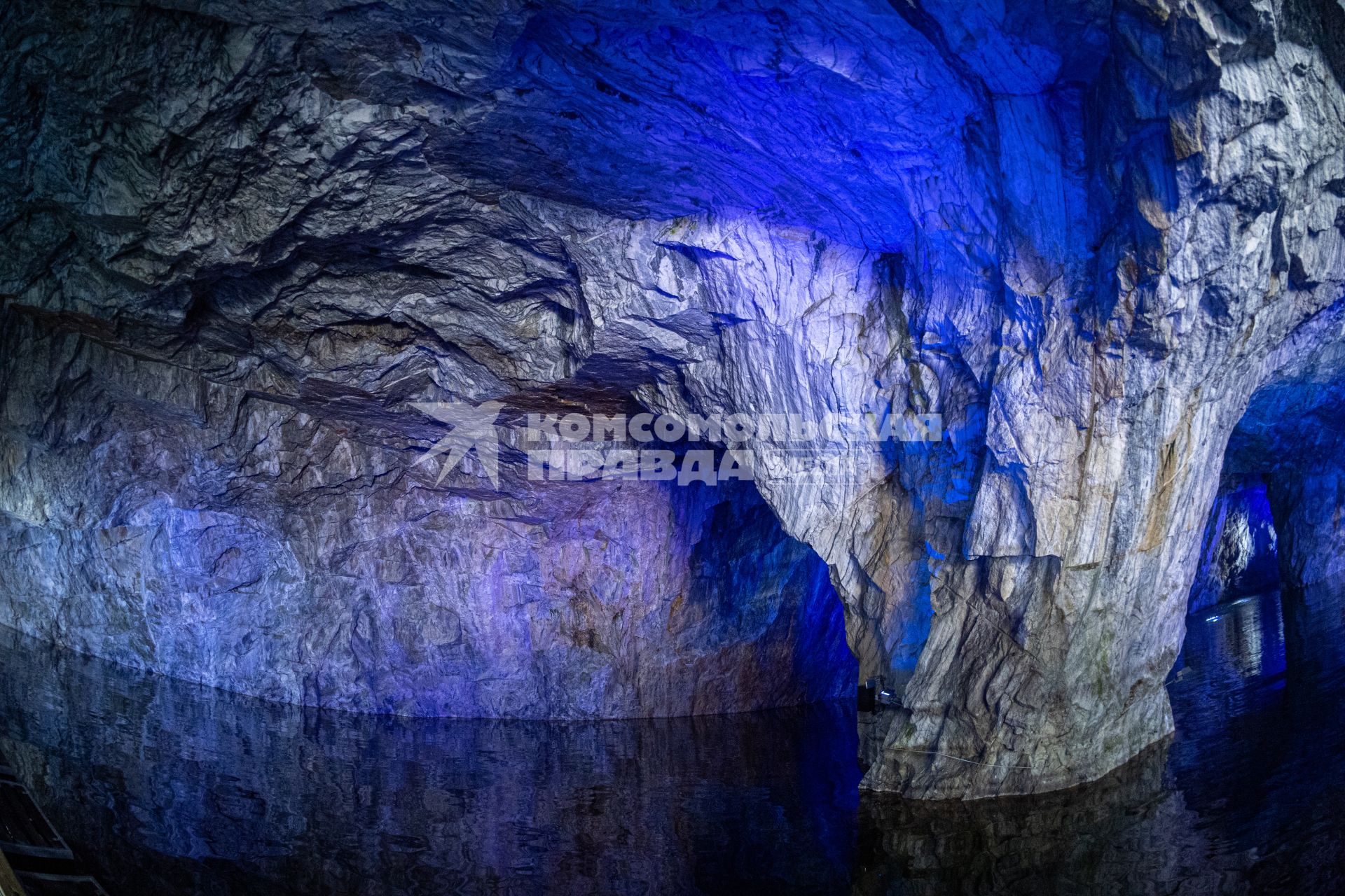Карелия, Сортавала. В пещерах мраморного каньона  горного парка  `Рускеала`.