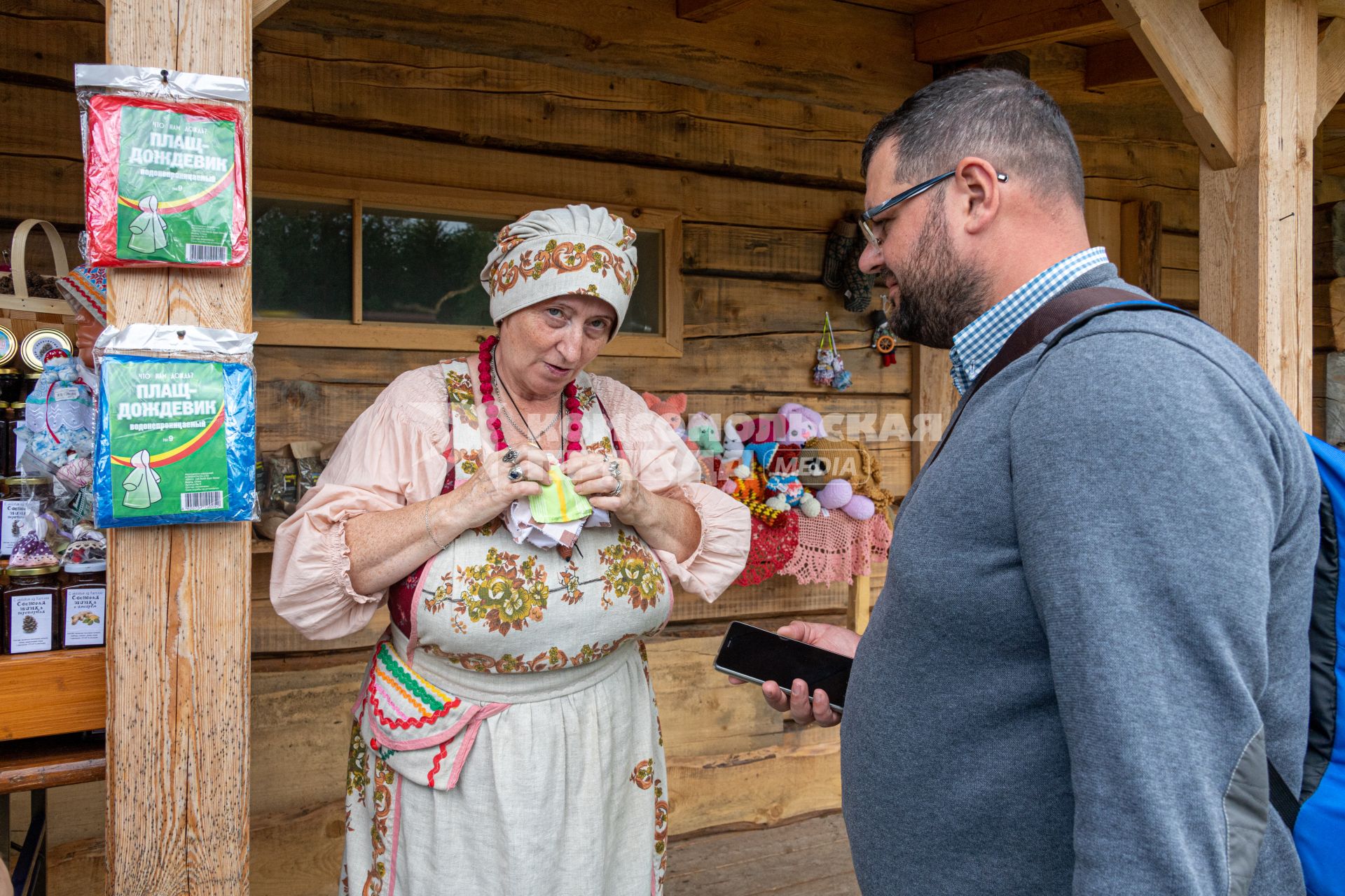 Карелия, Сортавала. Посетители выбирают сувениры в  горном  парке `Рускеала`.