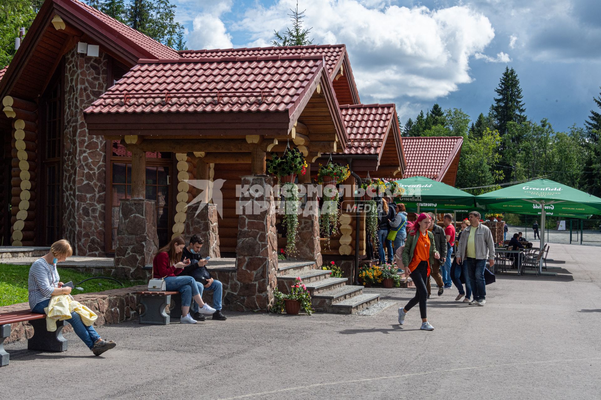 Карелия, Сортавала. Посетители на территории  горного парка  `Рускеала`.