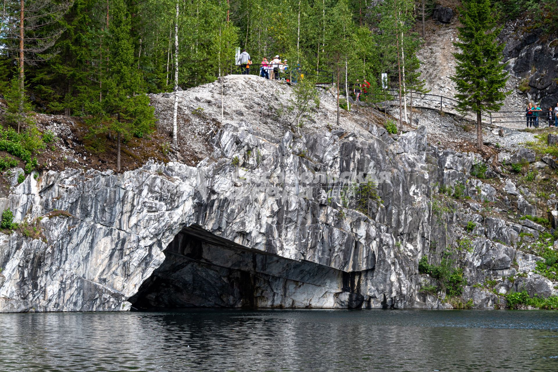 Карелия, Сортавала. Посетители в мраморном каньоне горного парка  `Рускеала`.