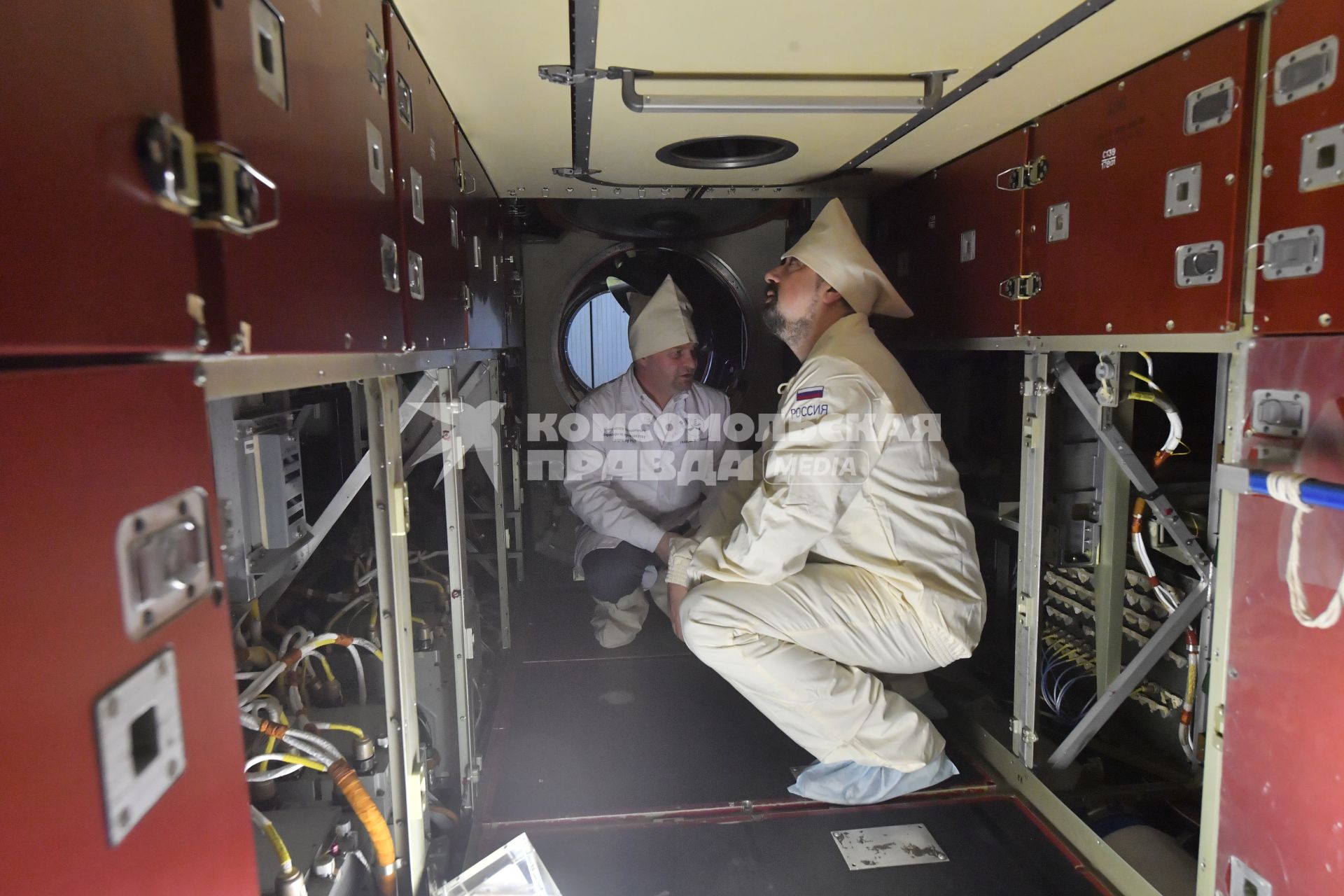 Москва.  Корреспондент `Комсомольской правды` Александр Милкус (справа)  в цехе Государственного космического научно-производственного центра имени М. В. Хруничева, где готовят модуль `Наука` российского сегмента Международной космической станции к отправке на космодром Байконур.