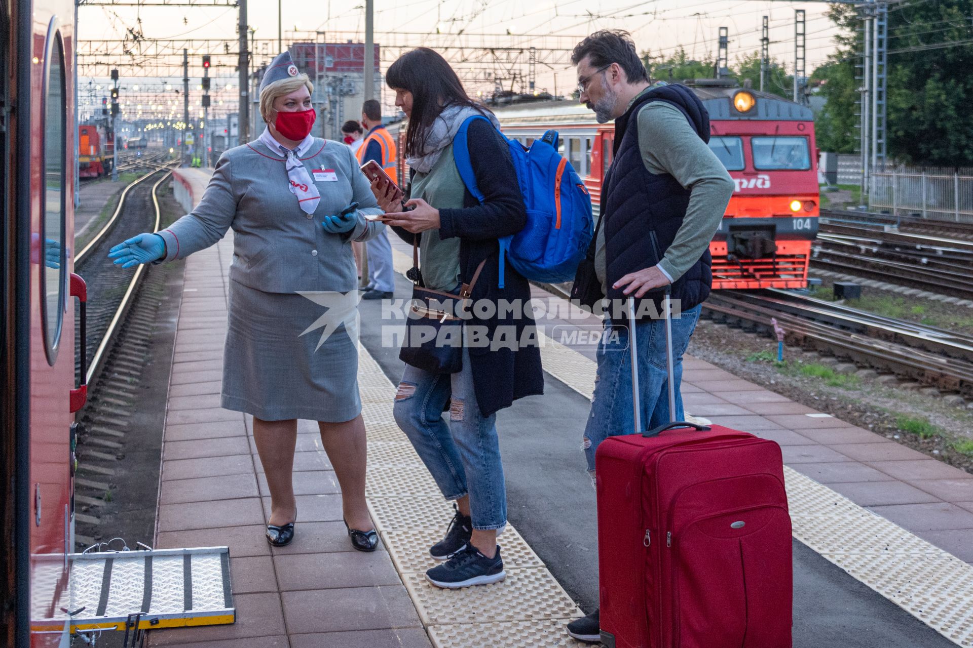 Москва. Пассажиры на платформе Ленинградского вокзала.