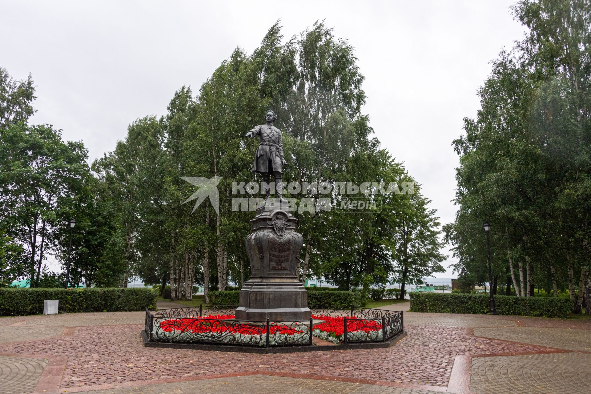 Карелия, Петрозаводск.  Памятник Петру I на Онежской набережной.