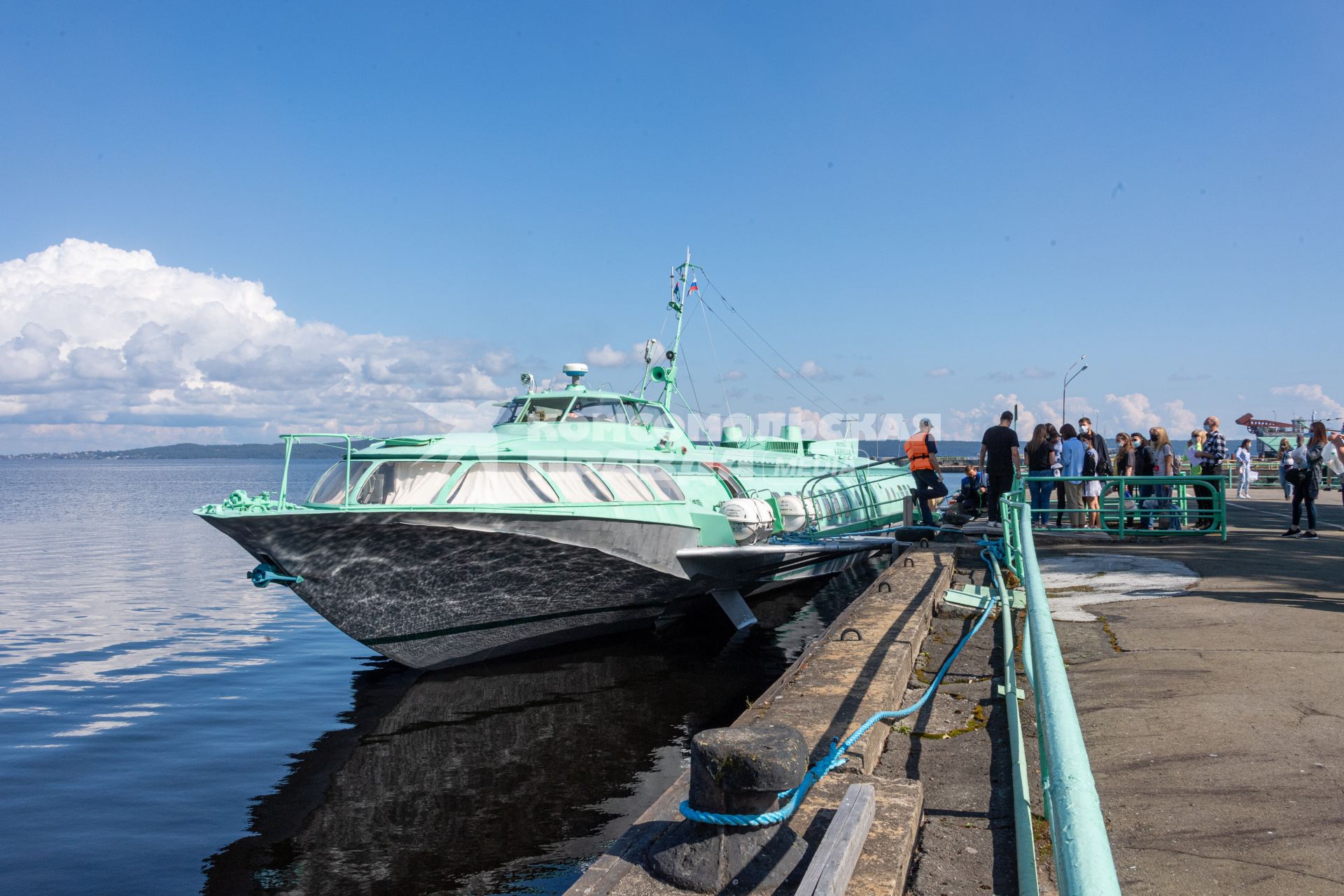 Карелия, Петрозаводск. Посадка на пассажирский теплоход `Комета`на подводных крыльях .