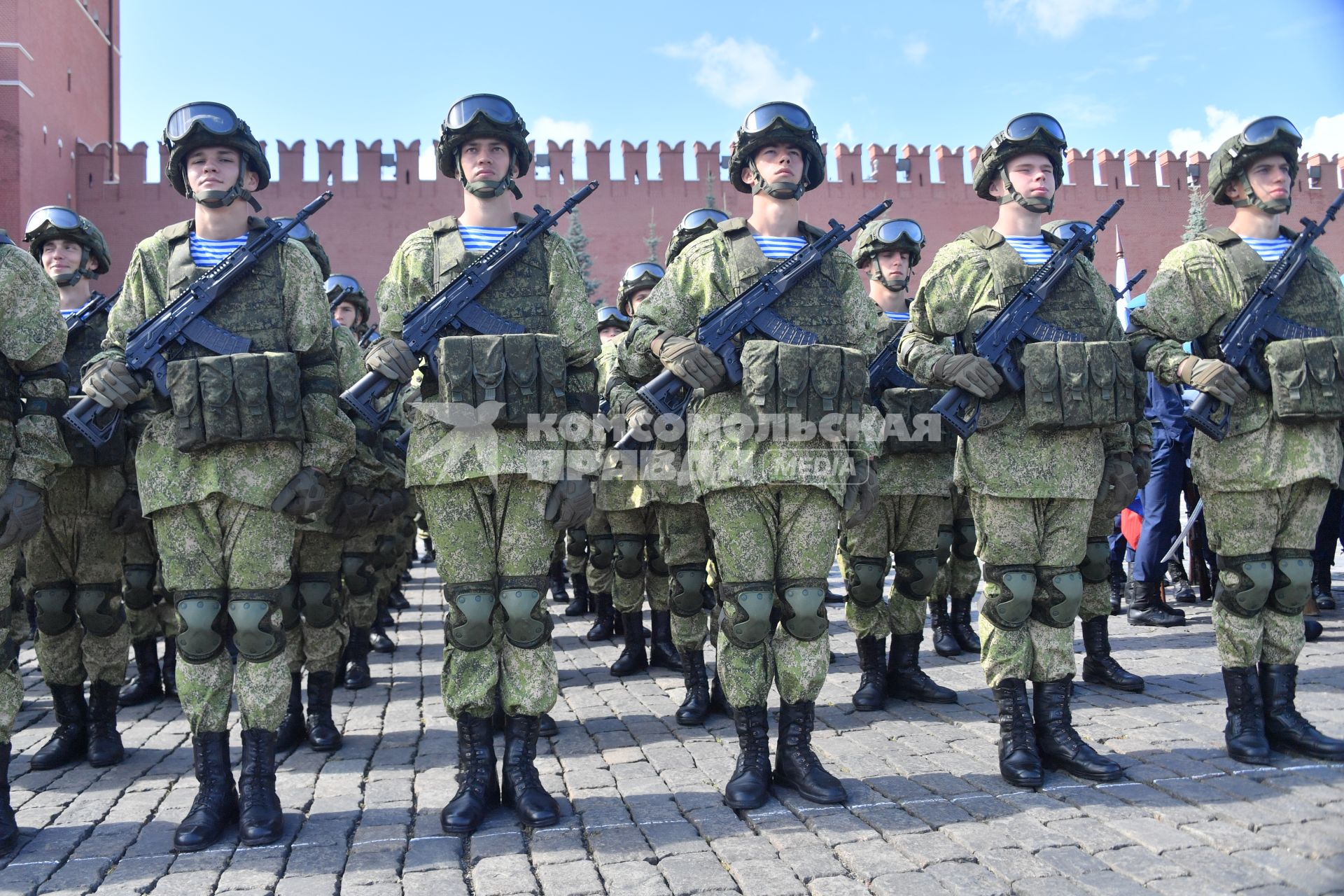 Москва. Военнослужащие на Красной площади во время праздничных мероприятий в рамках Дня Воздушно-десантных войск РФ и дня памяти Илии Пророка.