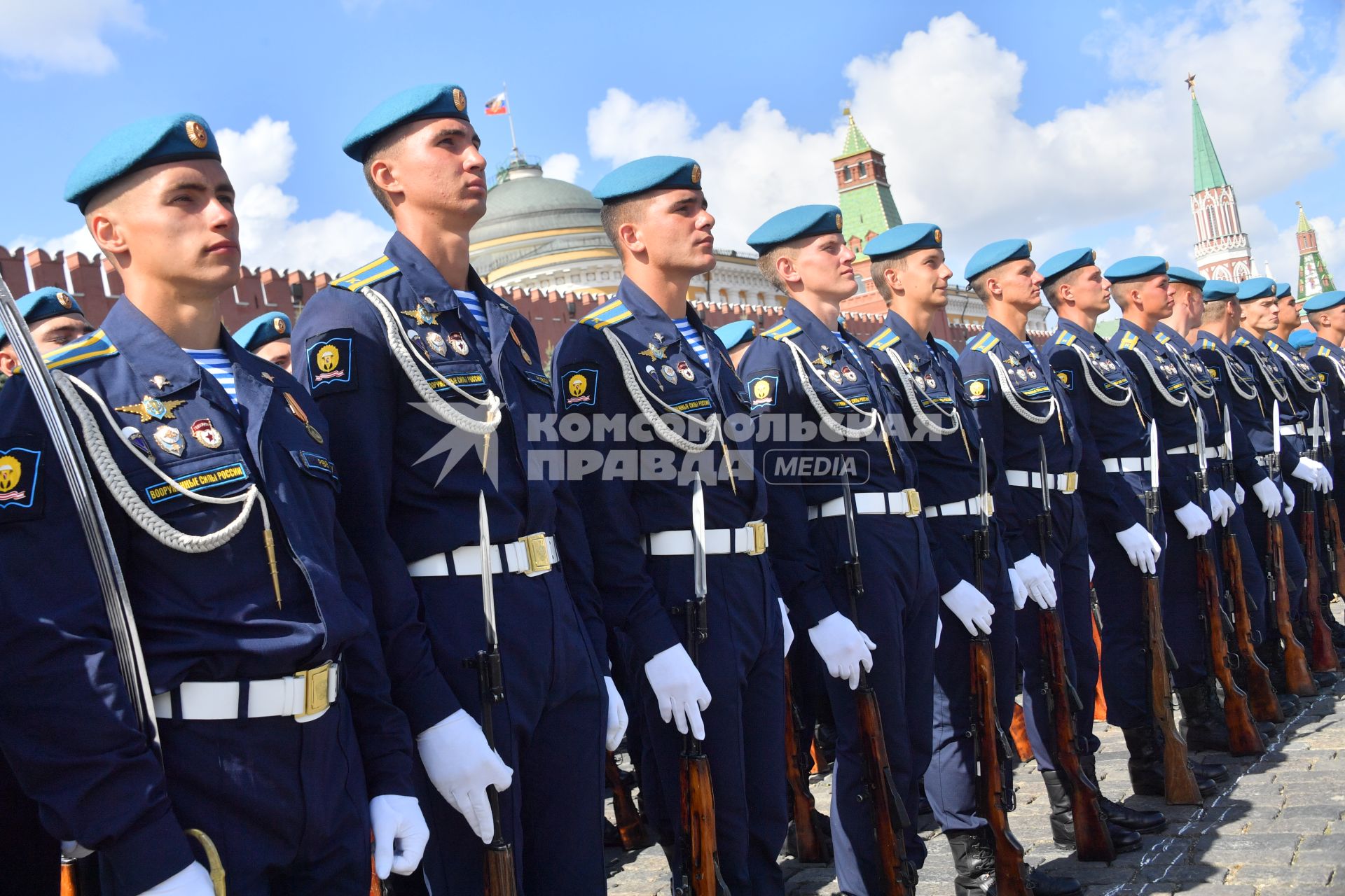 Москва.   Военнослужащие Воздушно-десантных войск во время праздничных мероприятий, посвященных Дню ВДВ на Красной площади.