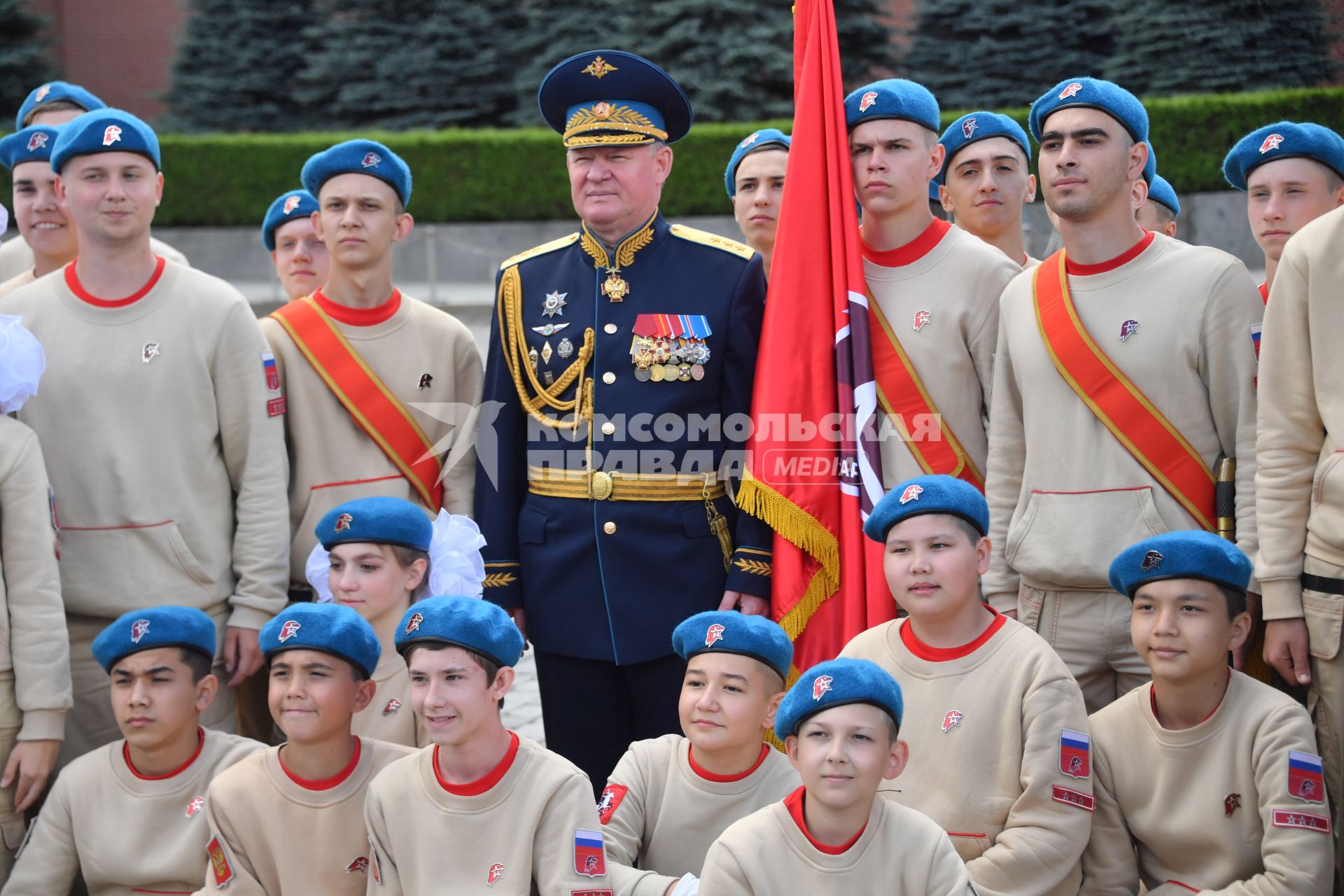 Москва. Командующий Воздушно-десантными войсками генерал-полковник Андрей Сердюков (в центре) на Красной площади в день памяти пророка Илии и Дня Воздушно-десантных войск России.