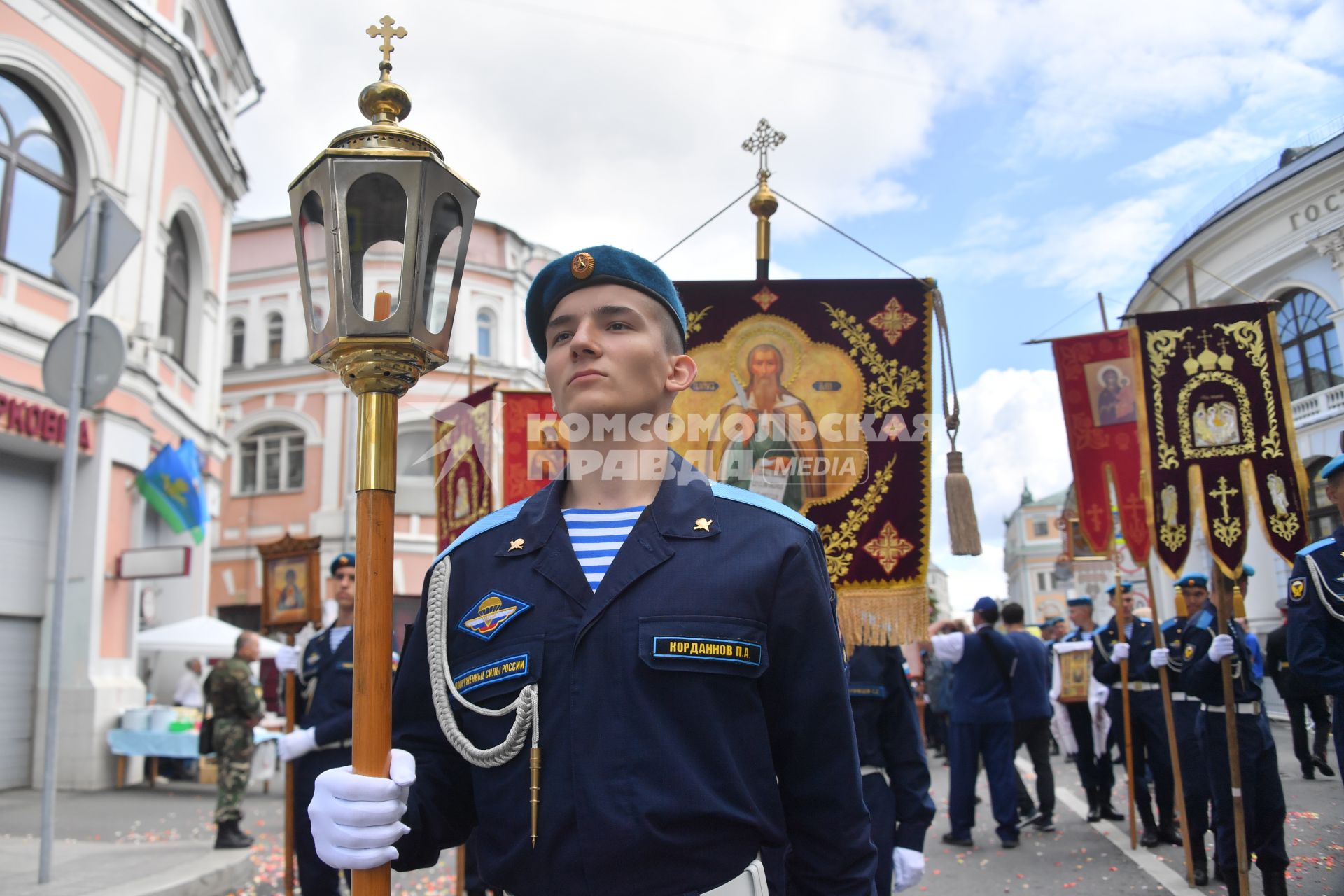 Москва. Военнослужащие во время крестного хода от храма пророка Божия Илии в Китай-городе до Лобного места на Красной площади в честь празднования Дня Воздушно-десантных войск.