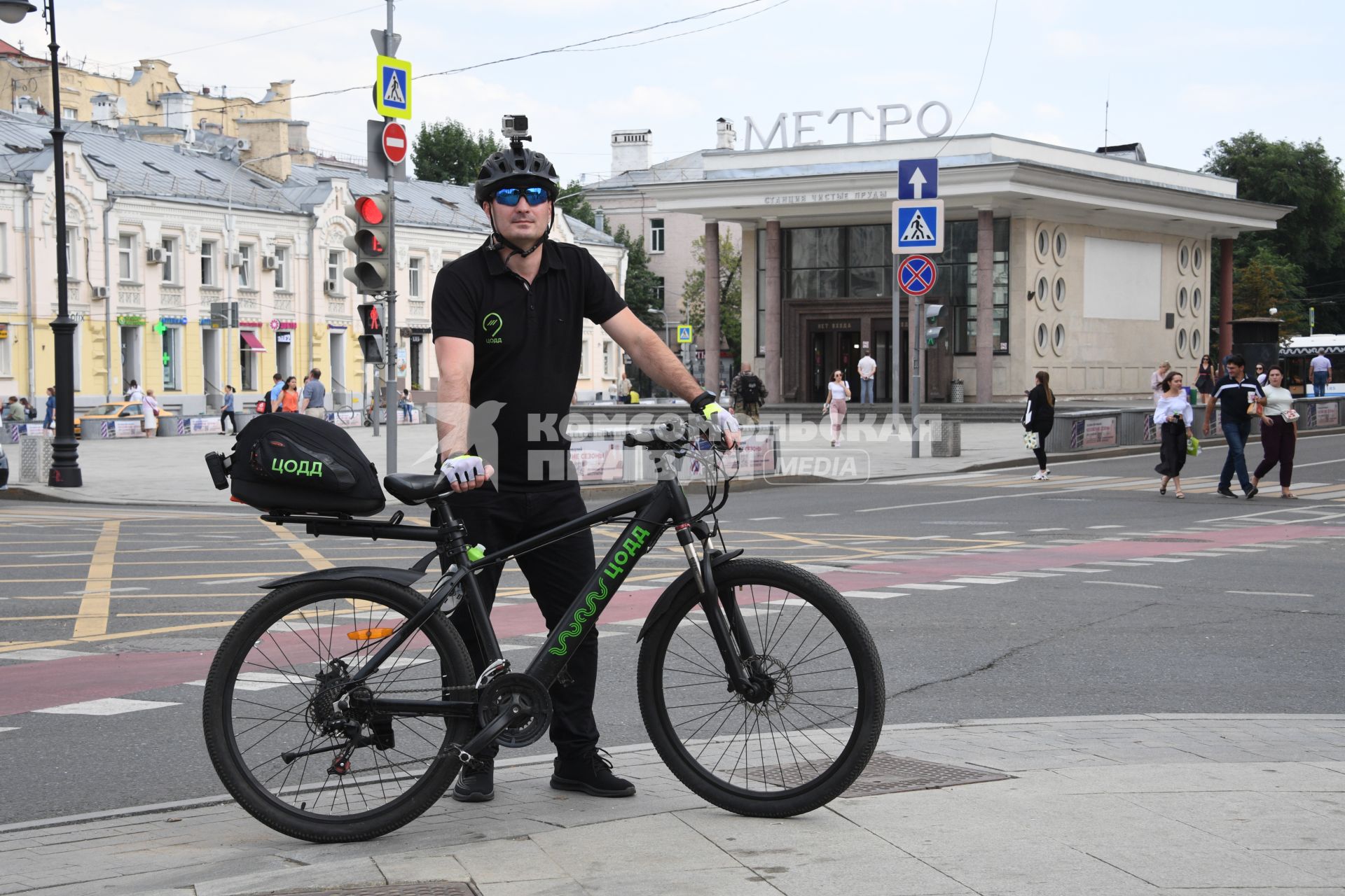 Москва. Сотрудник велопатруля в центре города.