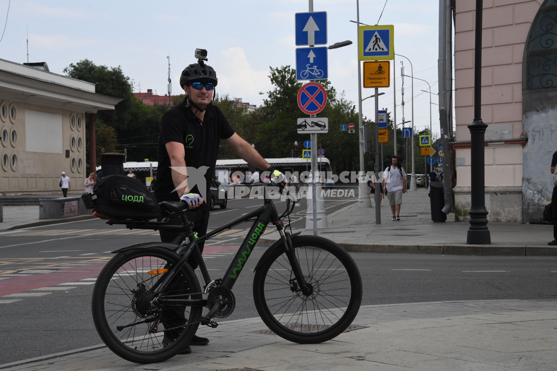 Москва. Сотрудник велопатруля в центре города.