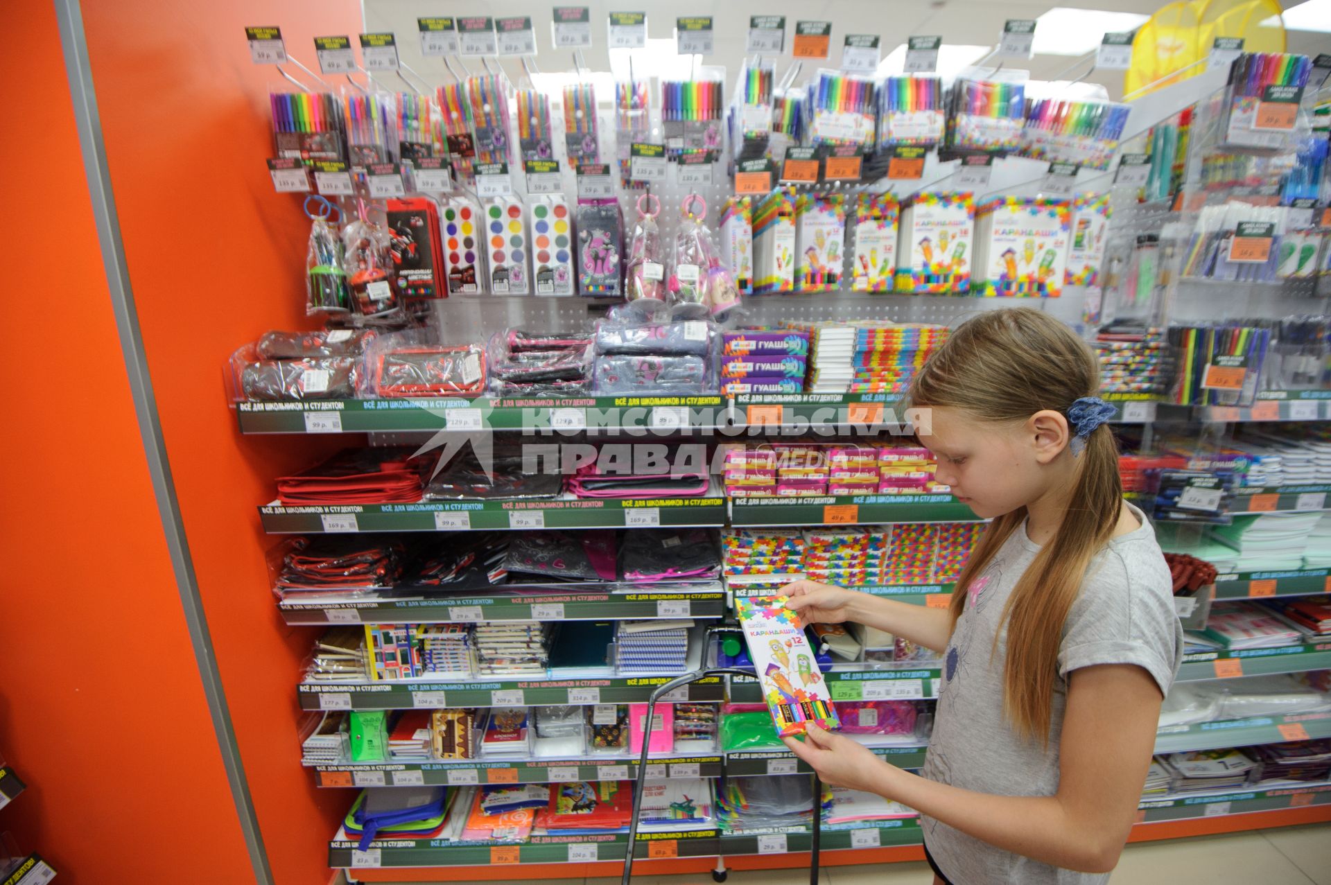 Екатеринбург. Девочка в магазине выбирает канцтовары перед началом нового учебного года