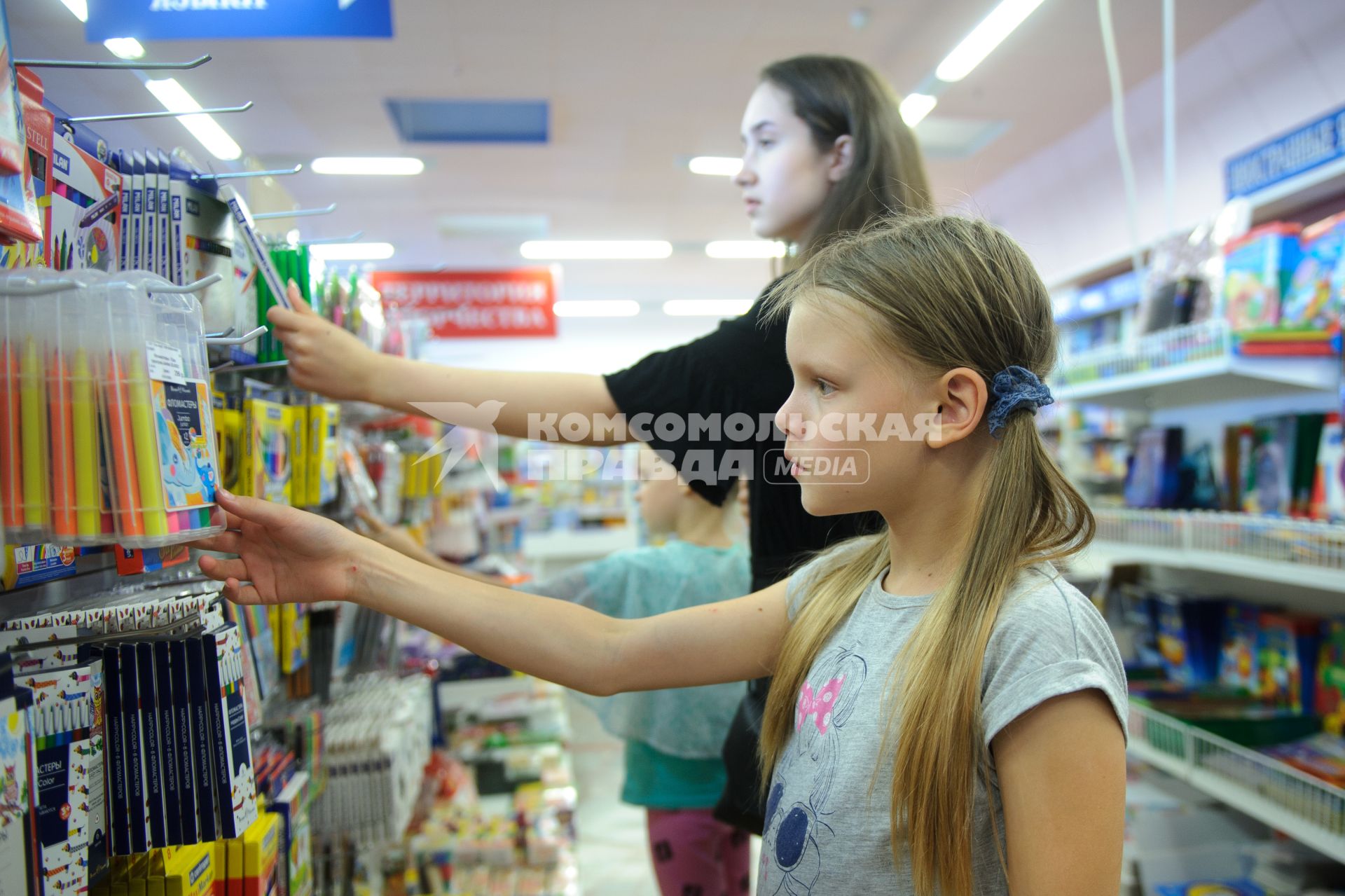 Екатеринбург. Девочка в магазине выбирает канцтовары перед началом нового учебного года