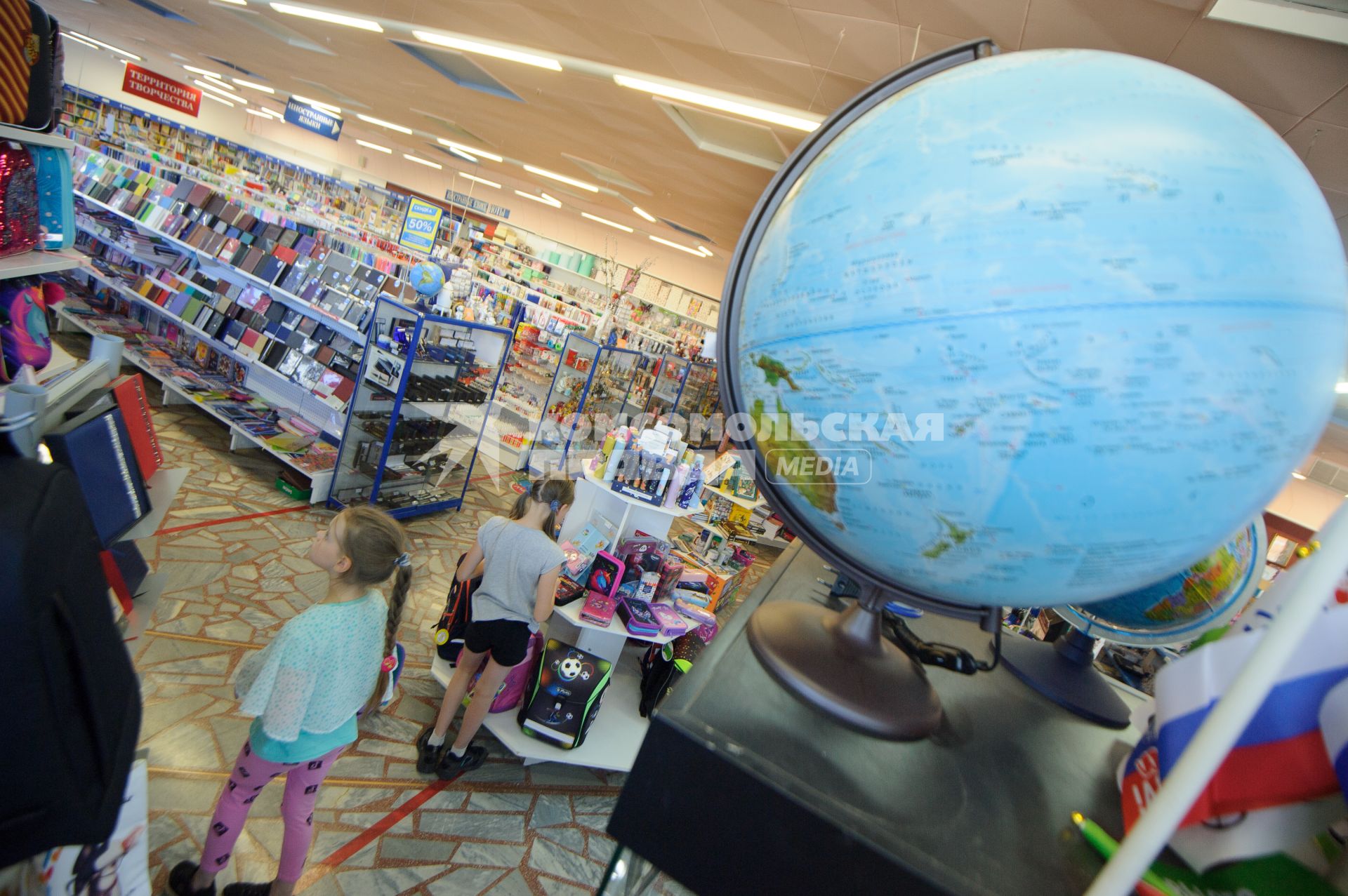 Екатеринбург. Дети в магазине выбирают канцтовары перед началом нового учебного года