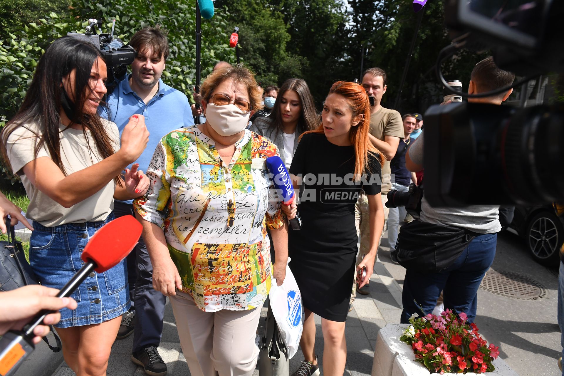 Москва.  Вдова Сергея Захарова  Ирина Стерхова,  погибшего в ДТП с участием Михаила Ефремова,у Пресненского суда, где проходит рассмотрение  дела о ДТП с участием актера.