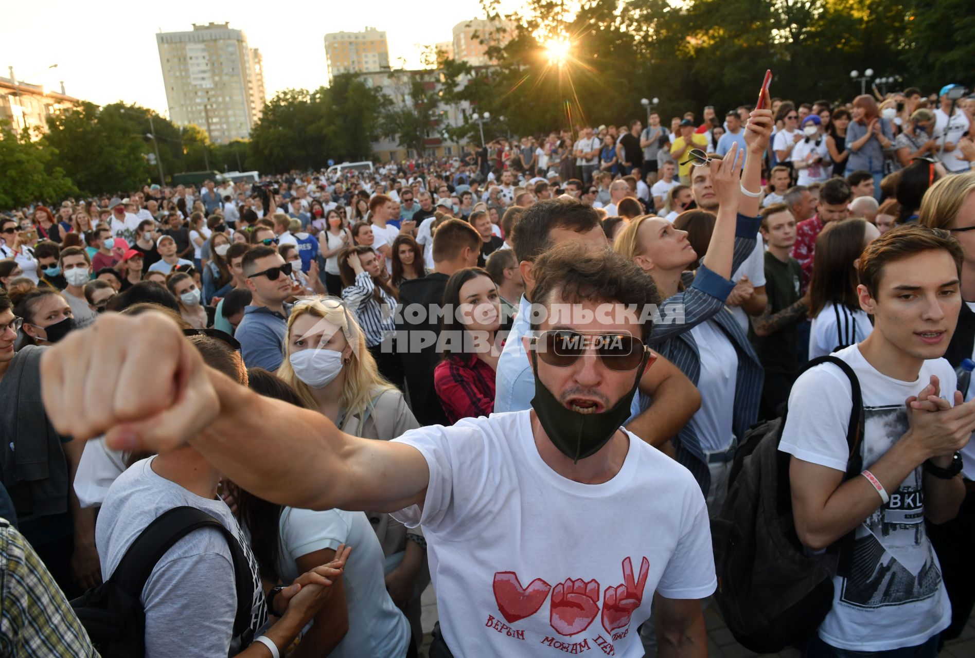 Беларусь, Минск.   Участники митинга оппозиции в Киевском сквере.