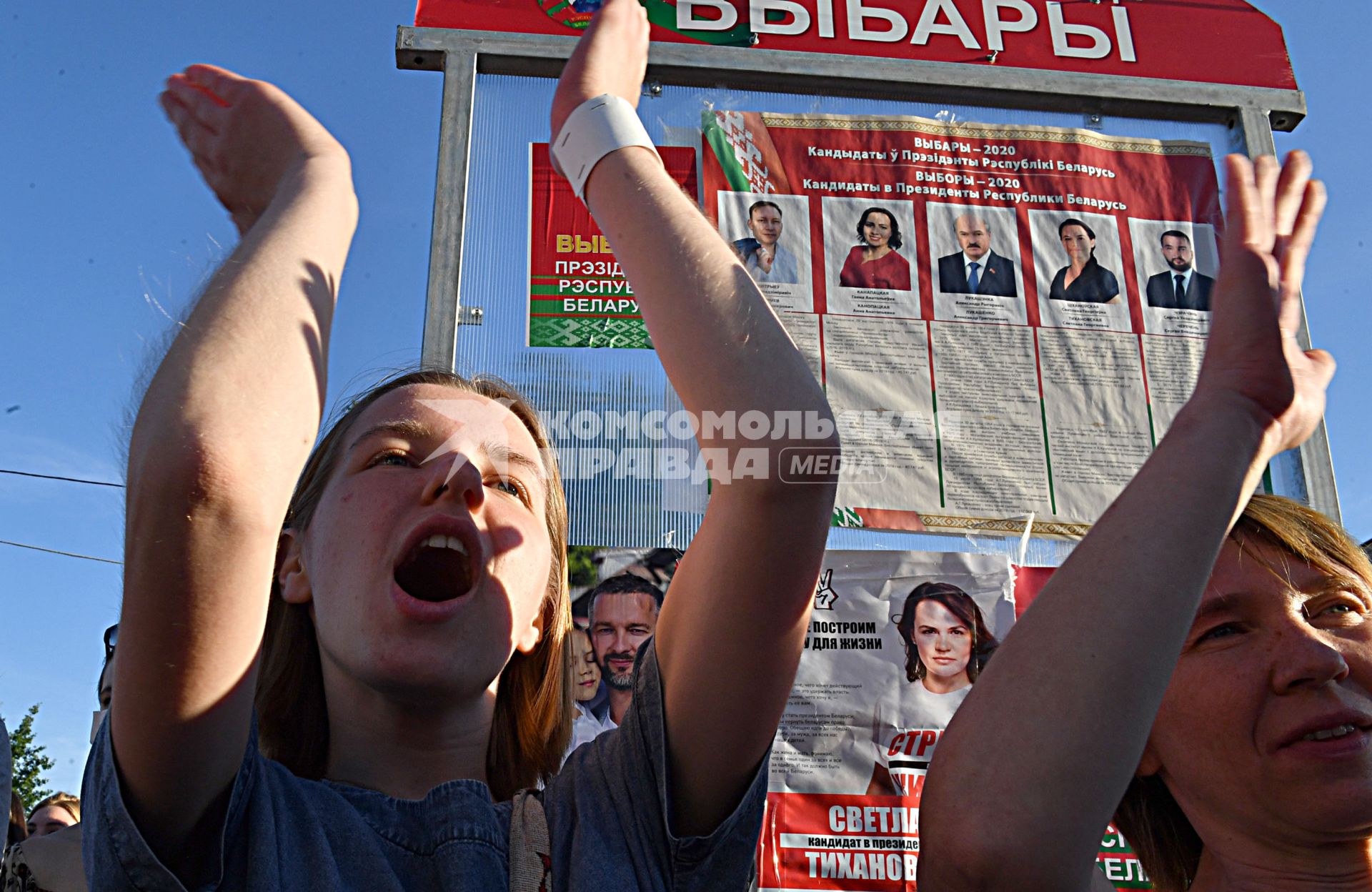 Беларусь, Минск.   Участники митинга оппозиции в Киевском сквере.