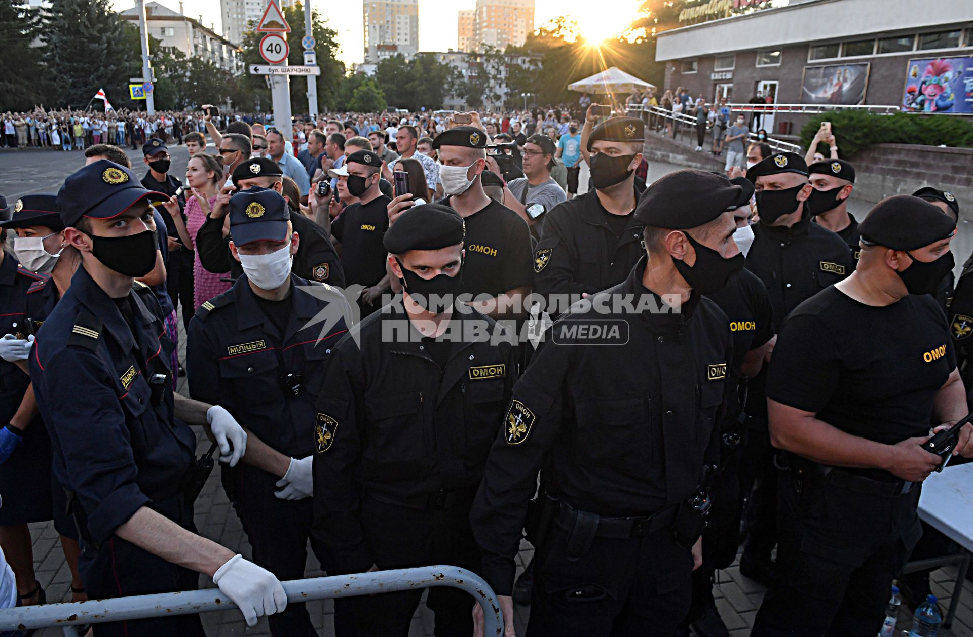 Беларусь, Минск.   Во время митинга оппозиции в Киевском сквере.