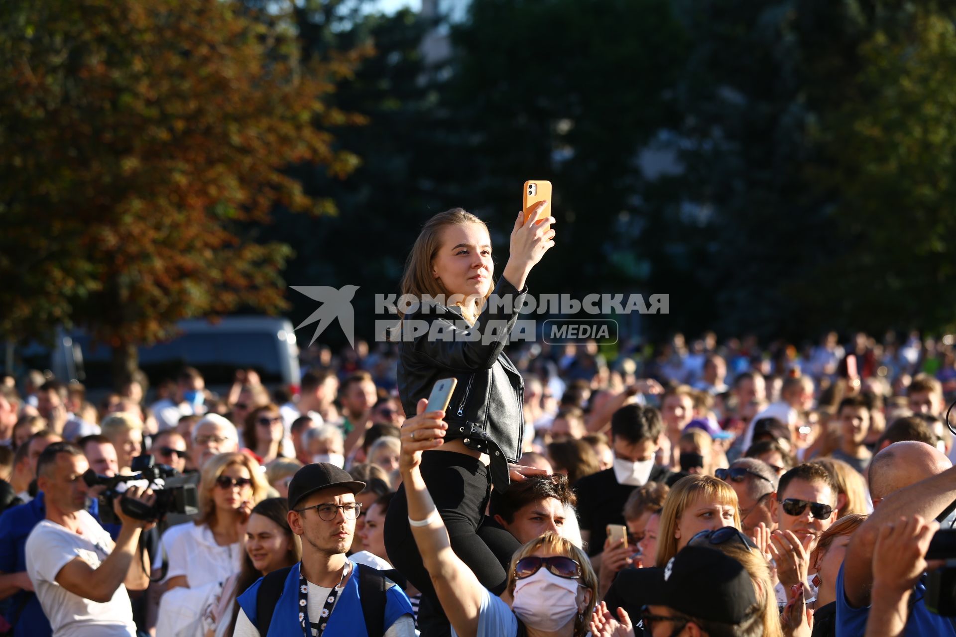 Беларусь, Минск.  Участники митинга оппозиции в Киевском сквере.