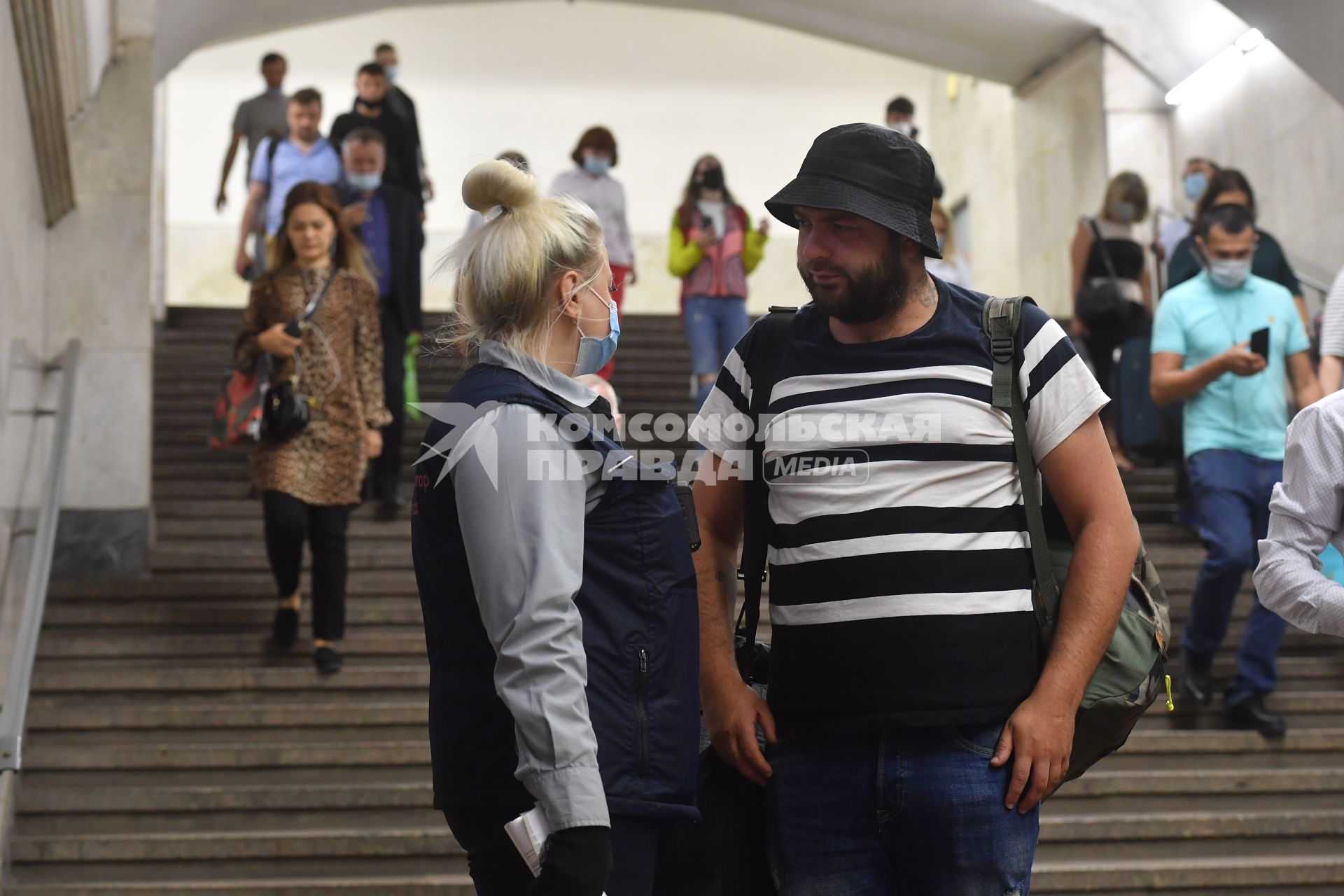 Москва. Сотрудник метрополитена просит пассажира одеть медицинскую маску.