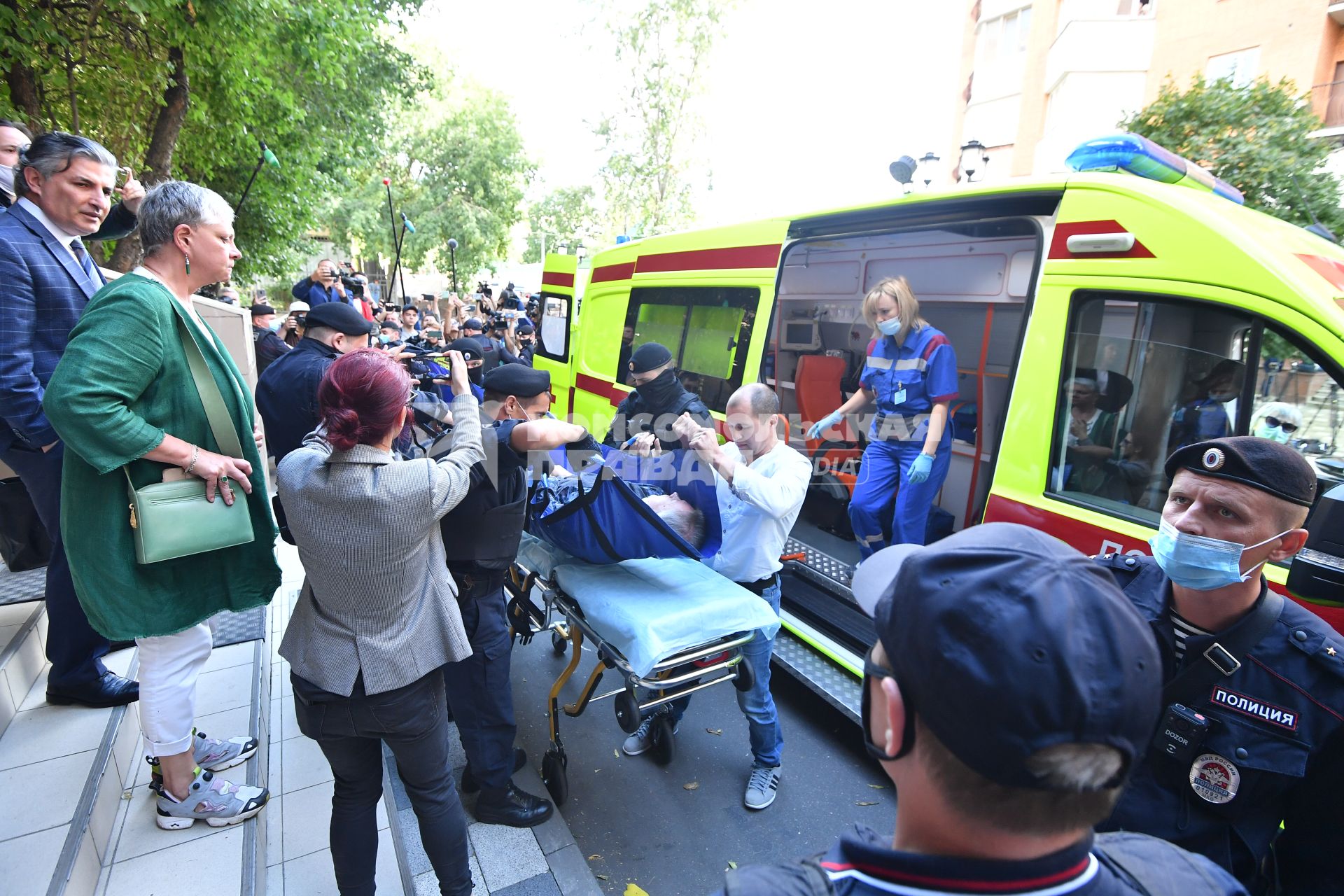 Москва. Актер Михаил Ефремов на носилках у здания Пресненского суда, где ему стало плохо во время рассмотрения по существу дела о ДТП со смертельным исходом.