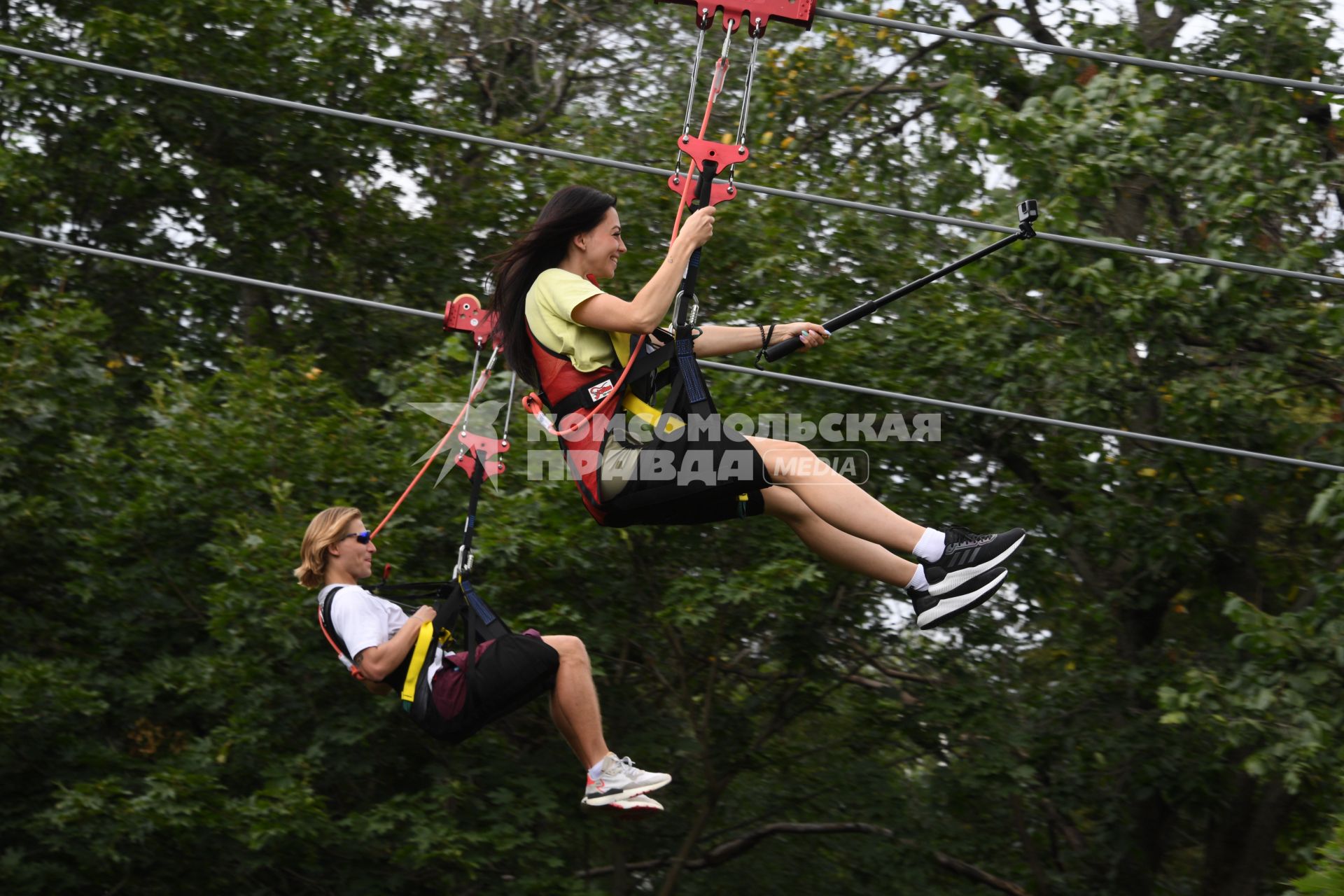 Москва. Посетители скоростного аттракциона Zipline Skypark Moscow  `Полет над Москвой`на Воробьевых горах.