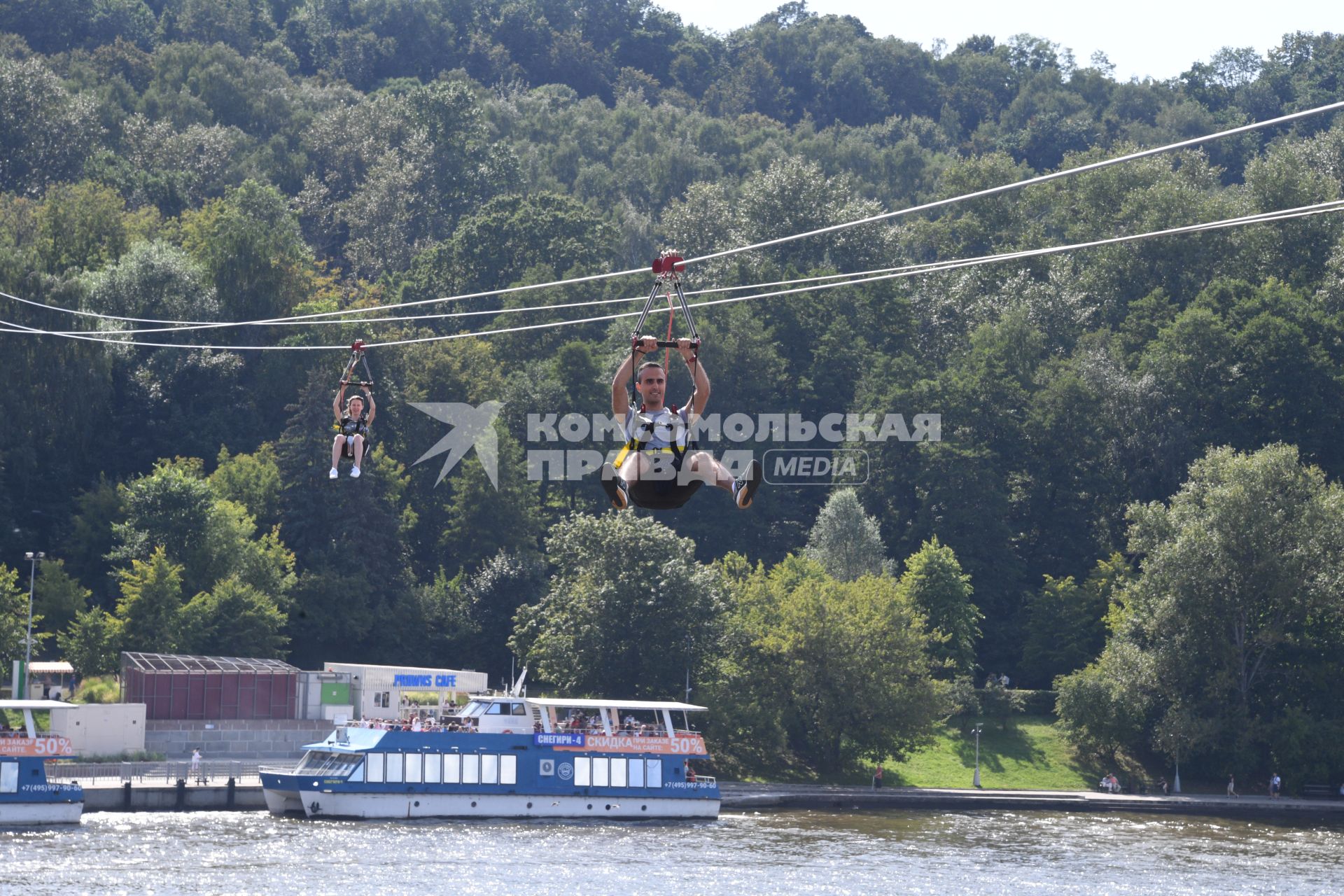 Москва. Посетители скоростного аттракциона Zipline Skypark Moscow  `Полет над Москвой`на Воробьевых горах.