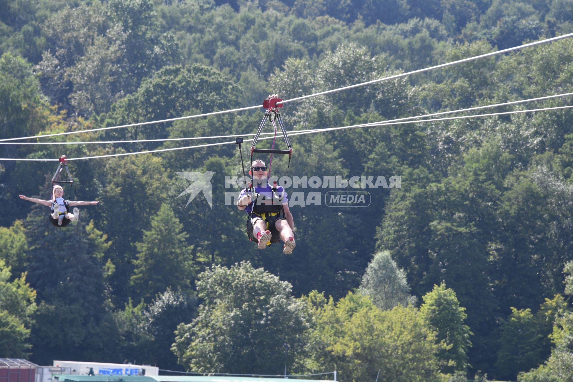 Москва. Посетители скоростного аттракциона Zipline Skypark Moscow  `Полет над Москвой`на Воробьевых горах.