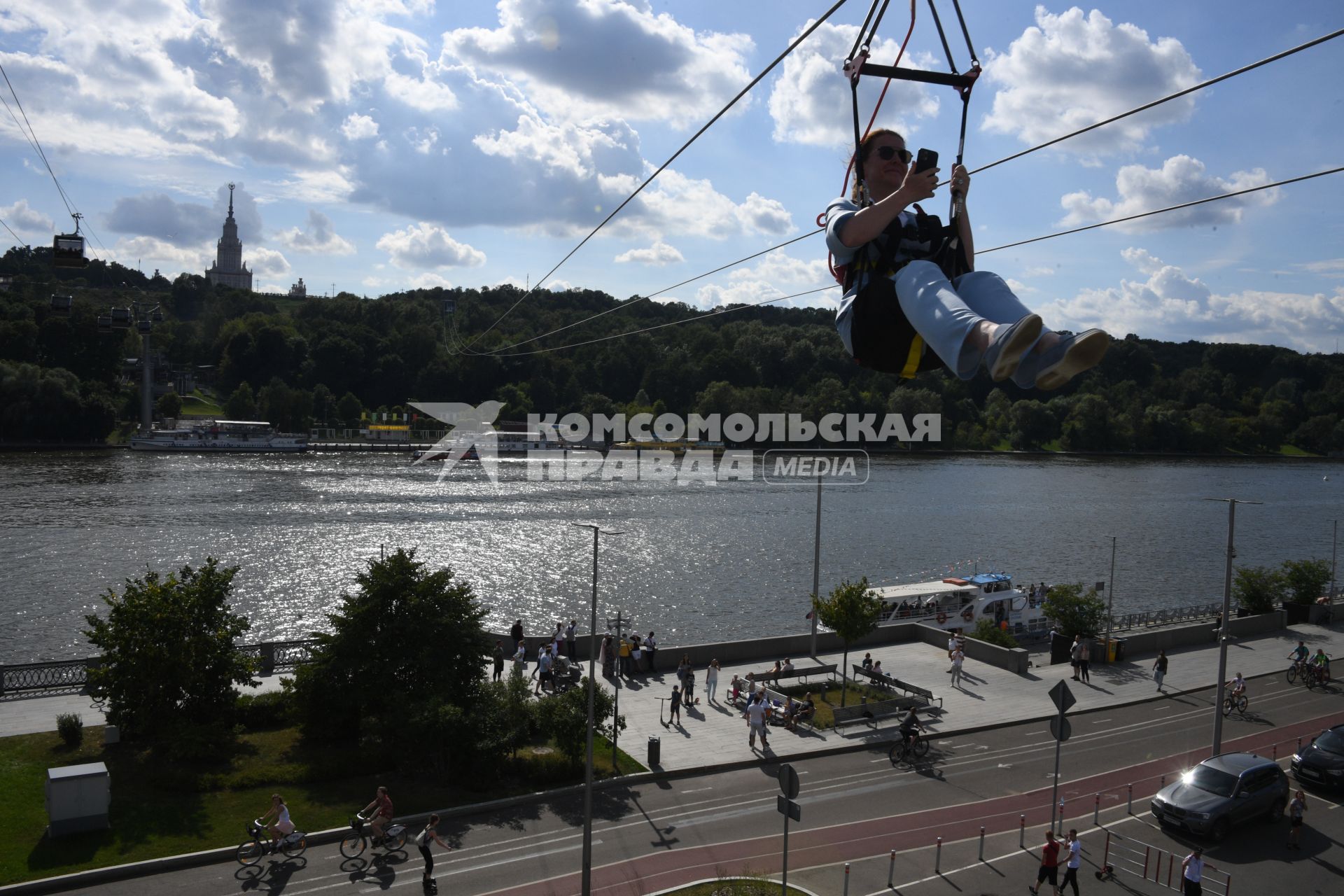Москва. Посетители скоростного аттракциона Zipline Skypark Moscow  `Полет над Москвой`на Воробьевых горах.