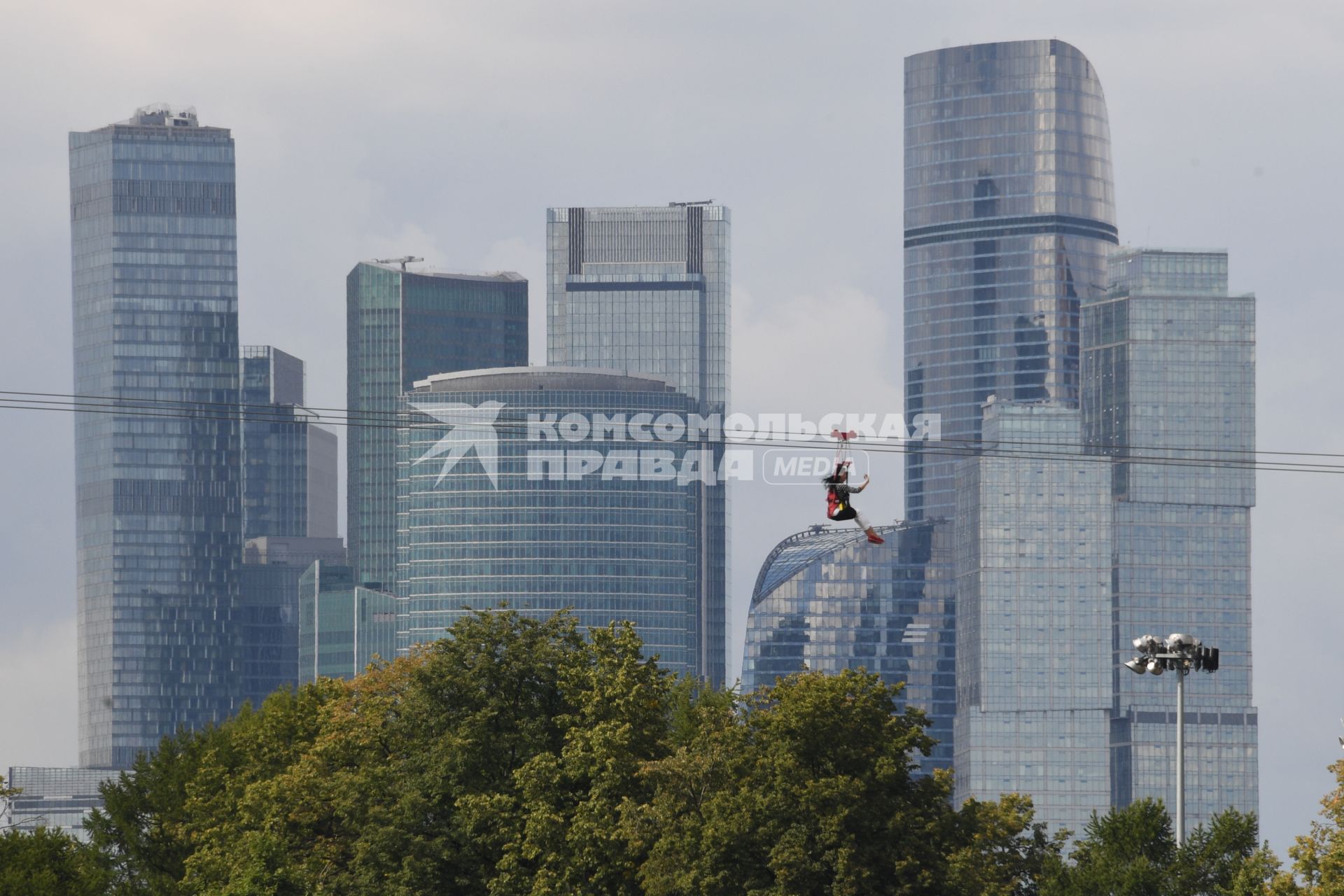 Москва. Посетители скоростного аттракциона Zipline Skypark Moscow  `Полет над Москвой`на Воробьевых горах.