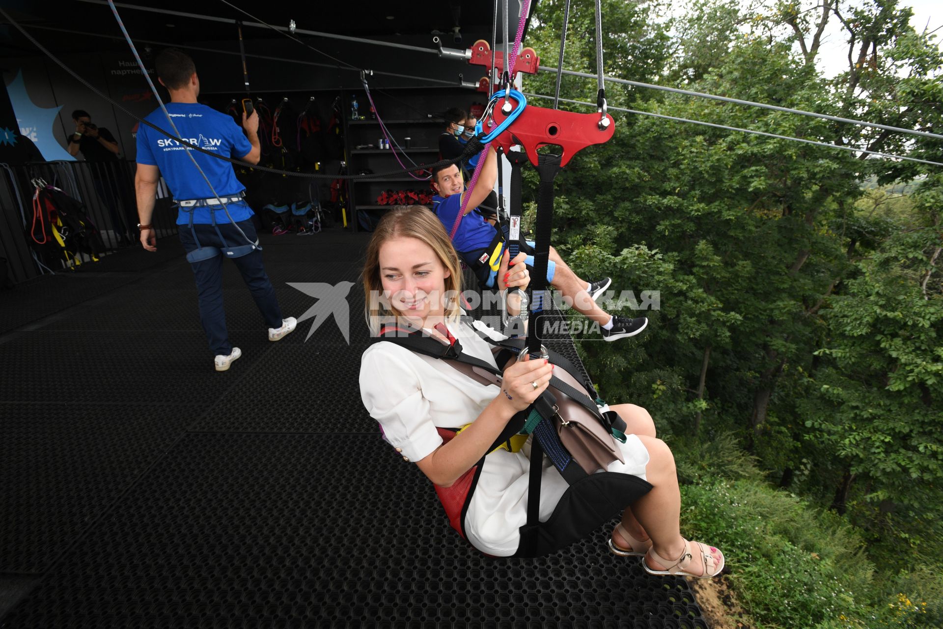 Москва. Посетители скоростного аттракциона Zipline Skypark Moscow  `Полет над Москвой`на Воробьевых горах.
