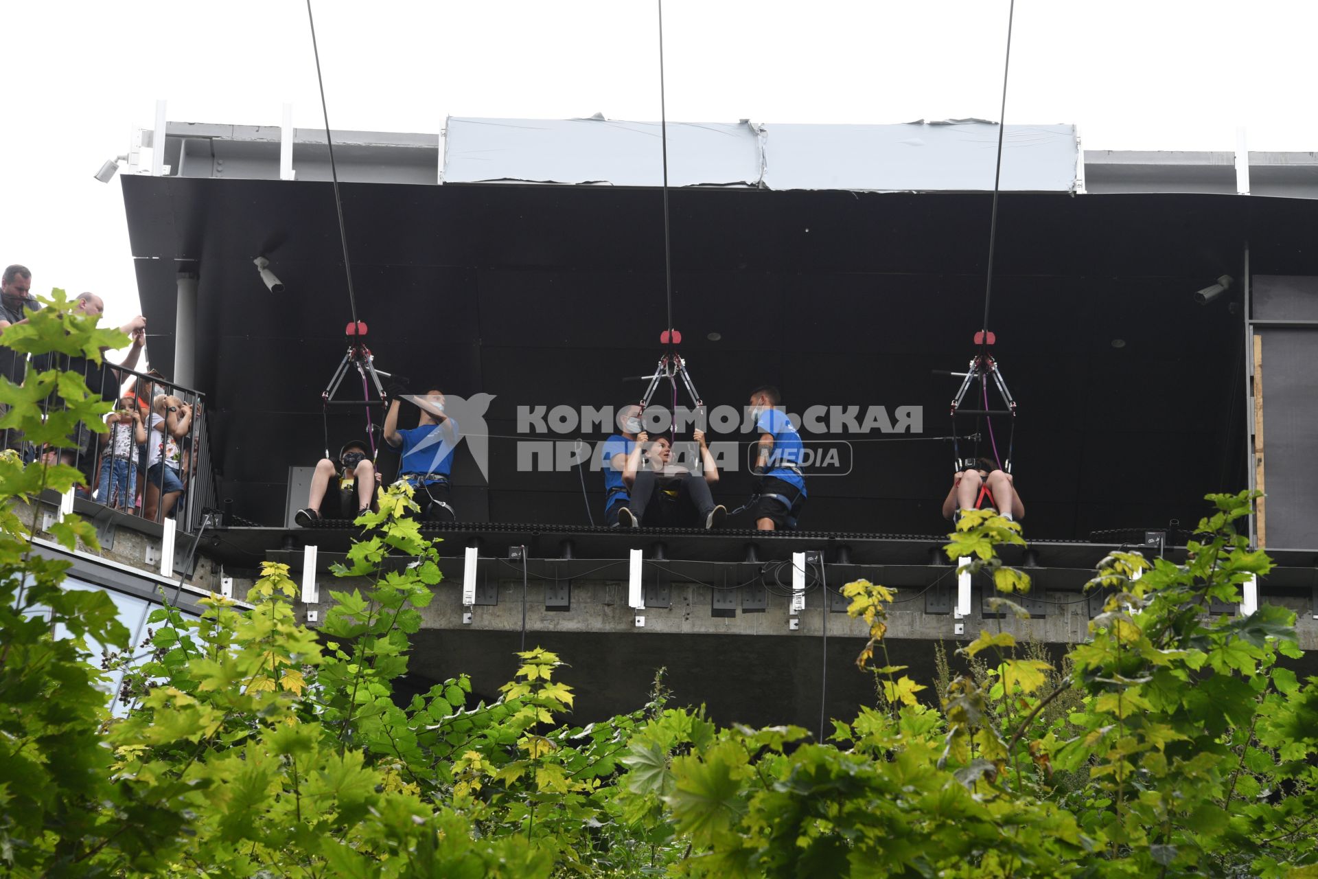 Москва. Посетители скоростного аттракциона Zipline Skypark Moscow  `Полет над Москвой`на Воробьевых горах.
