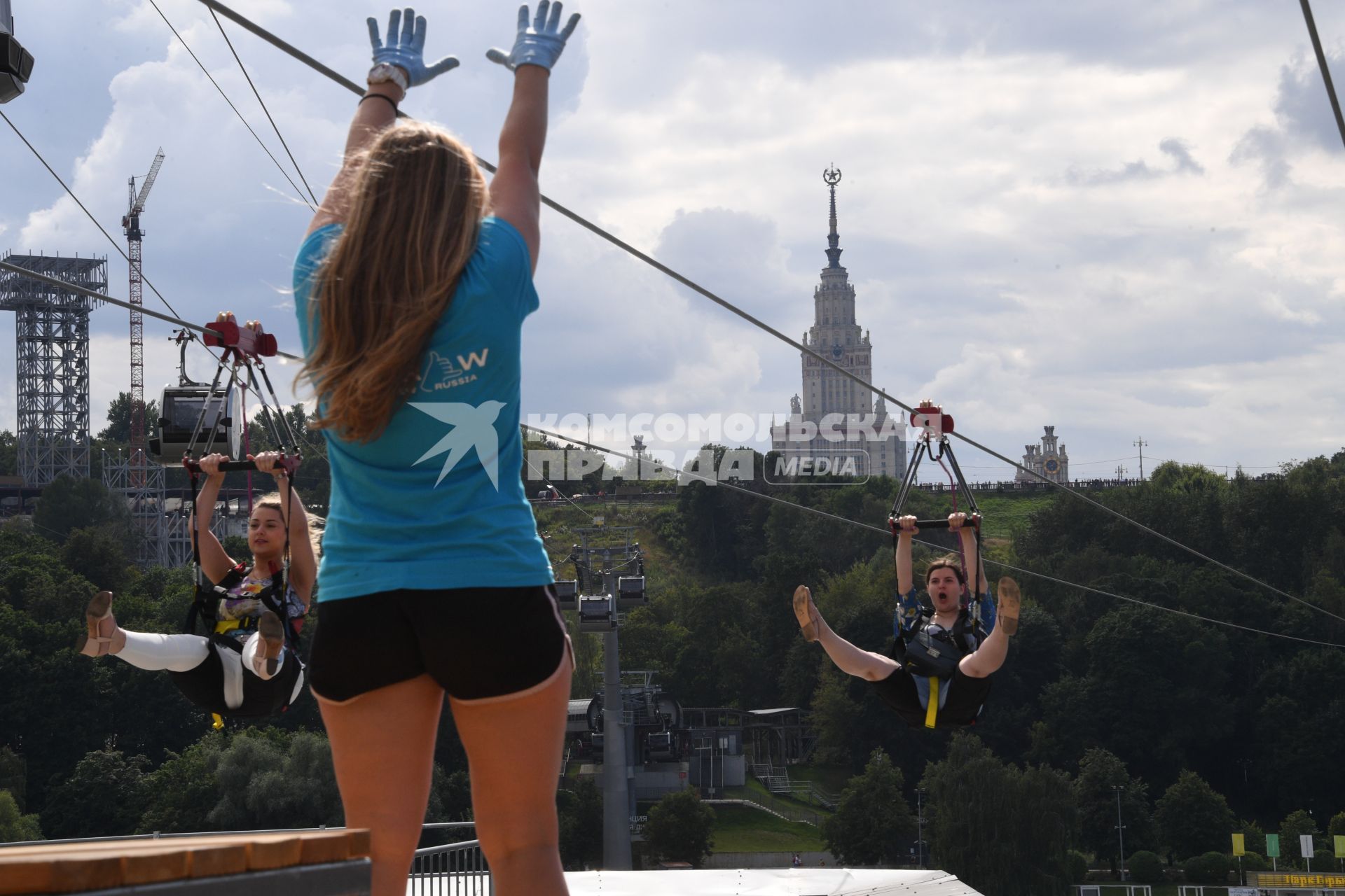 Москва. Посетители скоростного аттракциона Zipline Skypark Moscow  `Полет над Москвой`на Воробьевых горах.