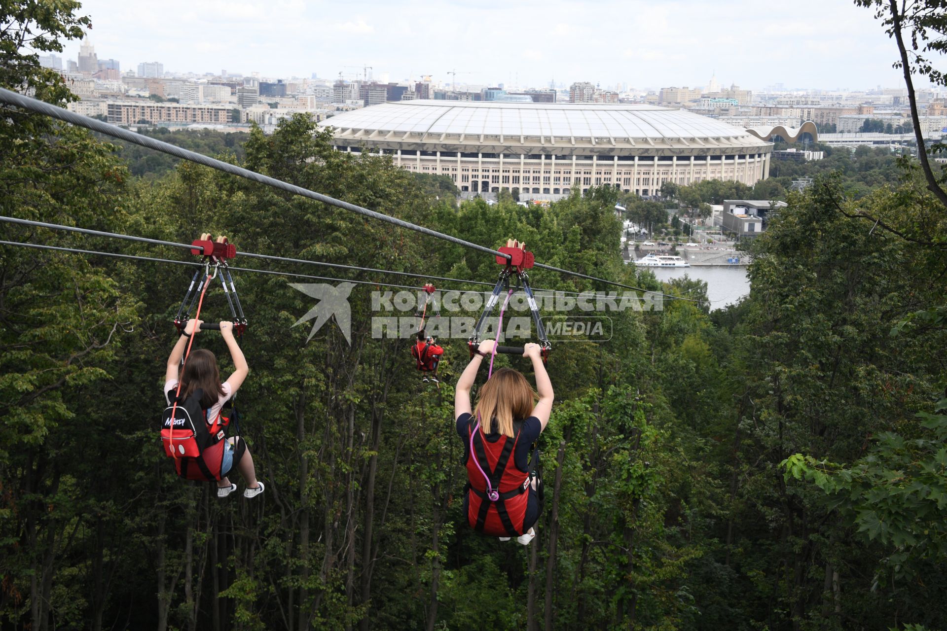 Москва. Посетители скоростного аттракциона Zipline Skypark Moscow  `Полет над Москвой`на Воробьевых горах.