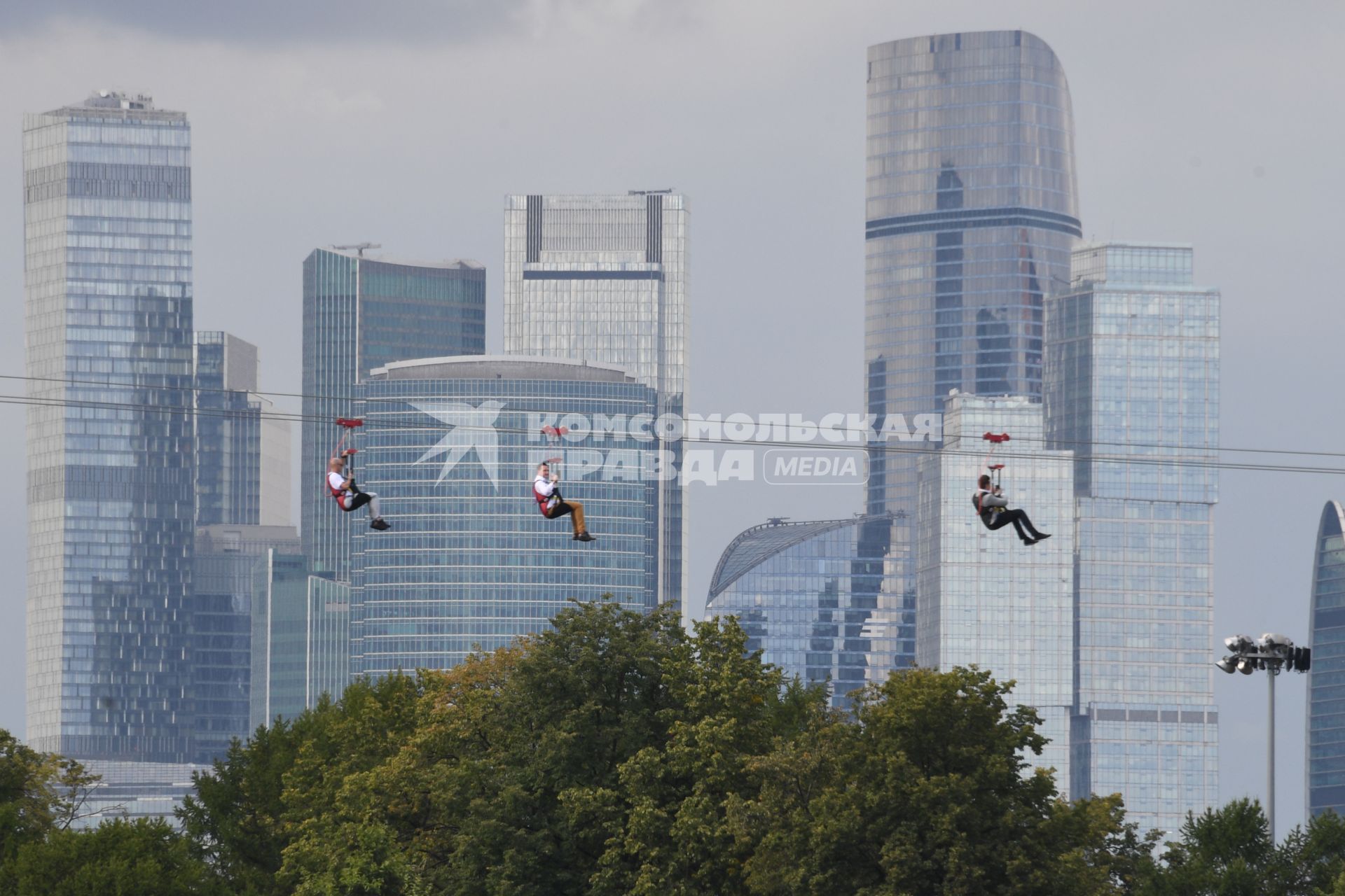 Москва. Посетители скоростного аттракциона Zipline Skypark Moscow  `Полет над Москвой`на Воробьевых горах.