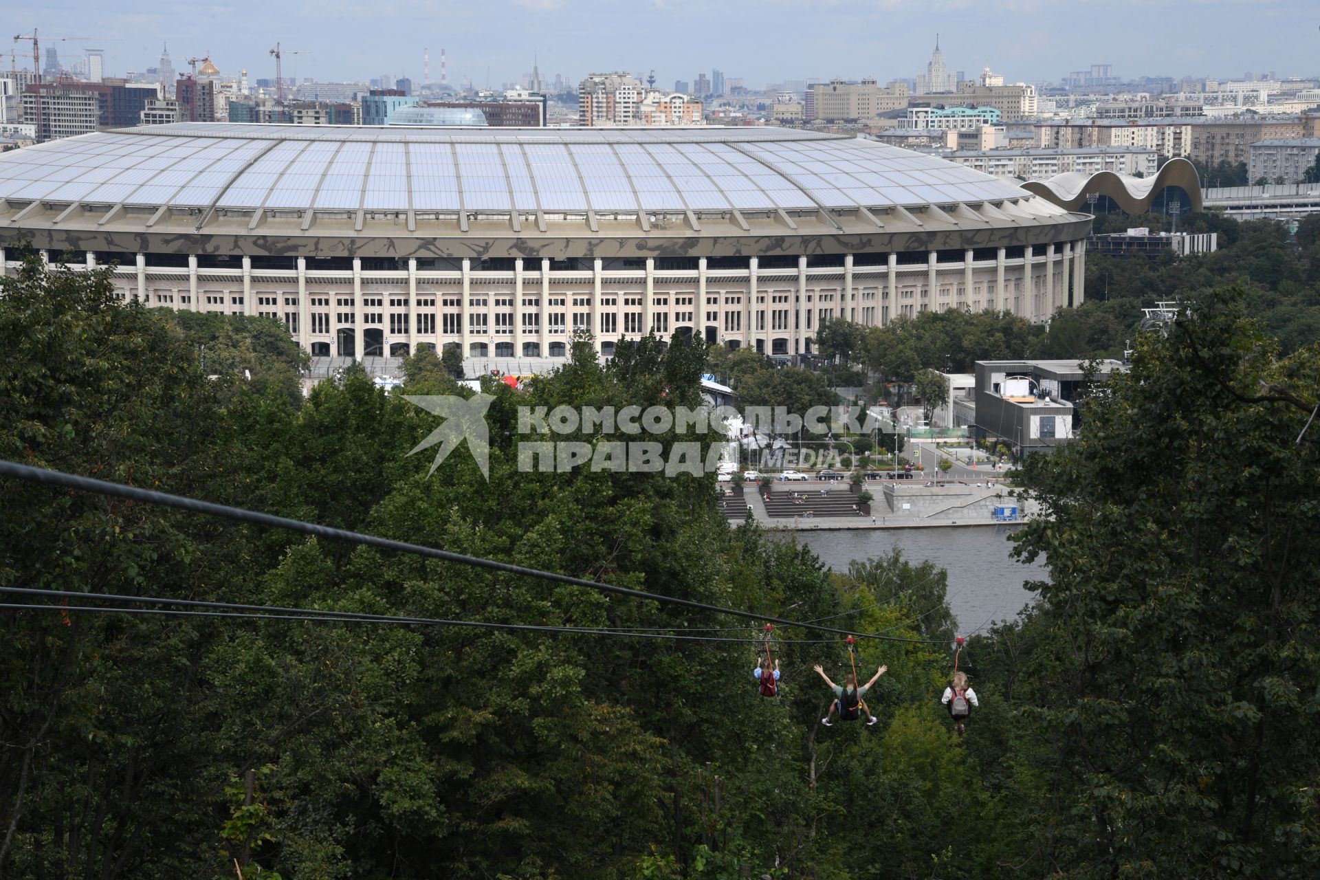 Москва. Посетители скоростного аттракциона Zipline Skypark Moscow  `Полет над Москвой`на Воробьевых горах.
