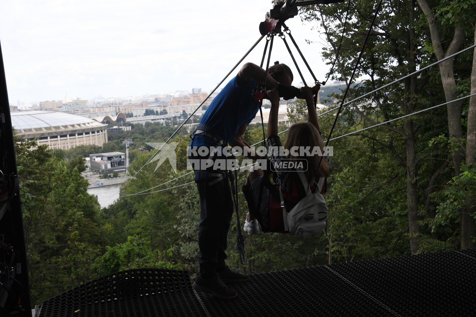 Москва. Посетители скоростного аттракциона Zipline Skypark Moscow  `Полет над Москвой`на Воробьевых горах.