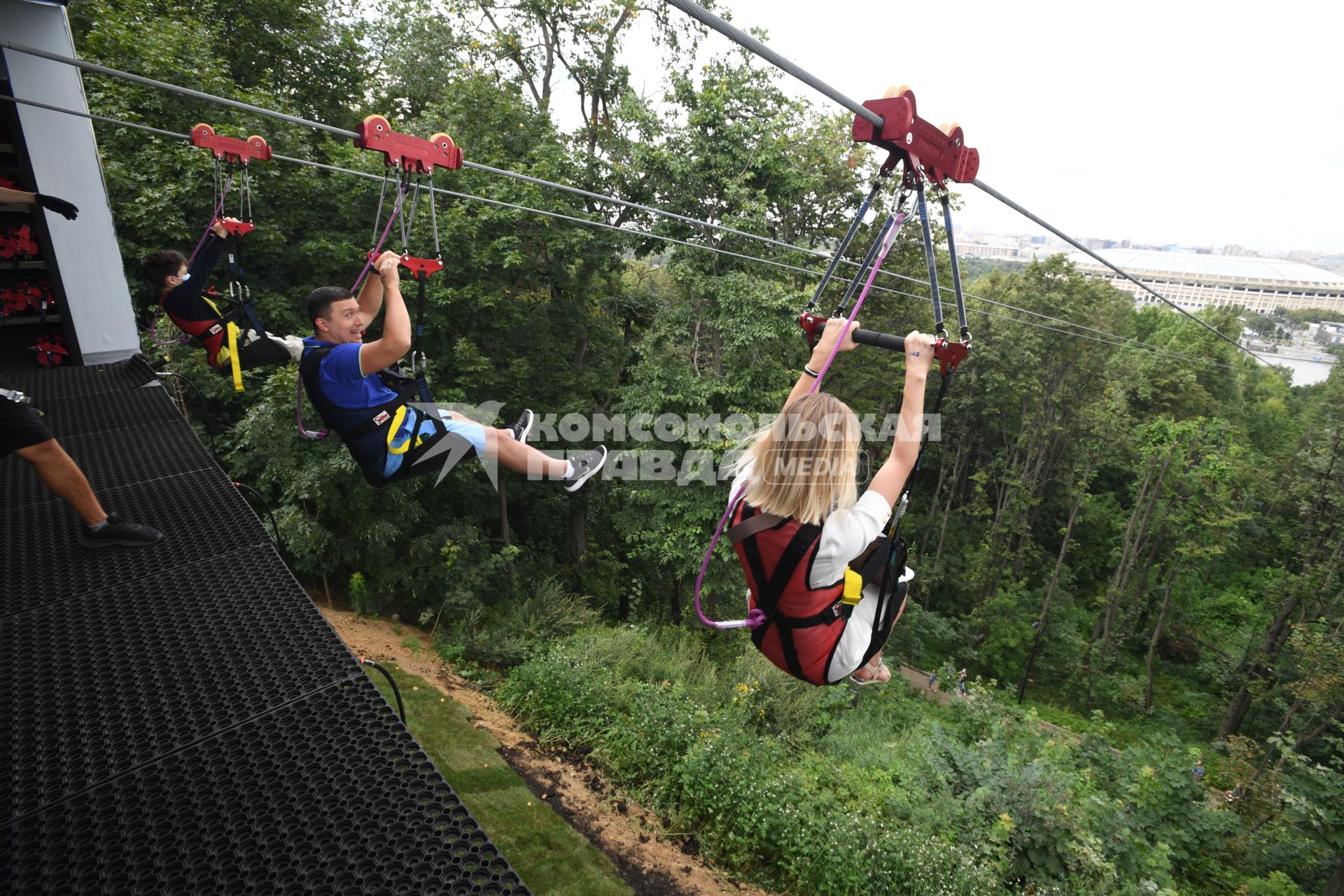 Москва. Посетители скоростного аттракциона Zipline Skypark Moscow  `Полет над Москвой`на Воробьевых горах.