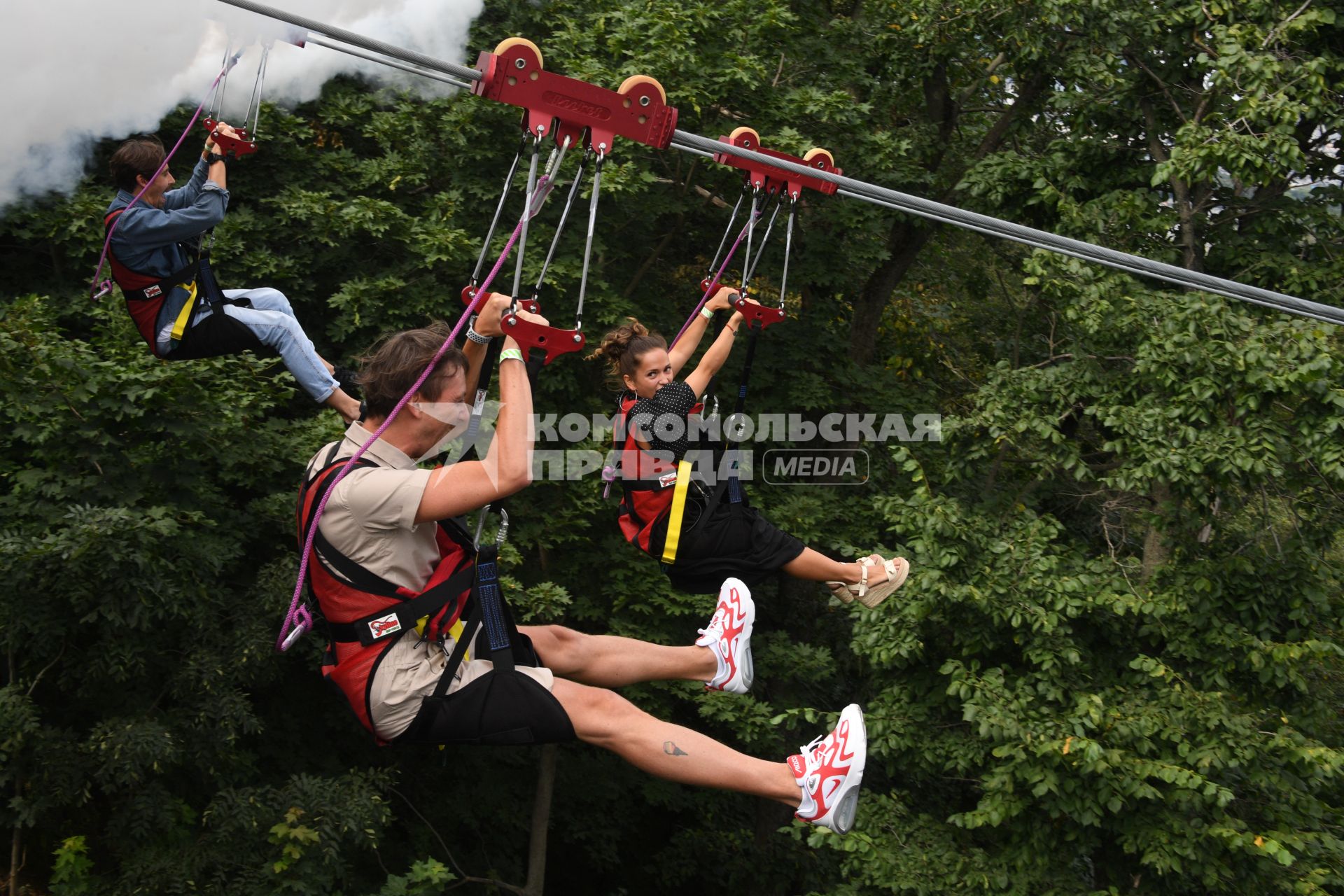 Москва. Посетители скоростного аттракциона Zipline Skypark Moscow  `Полет над Москвой`на Воробьевых горах.