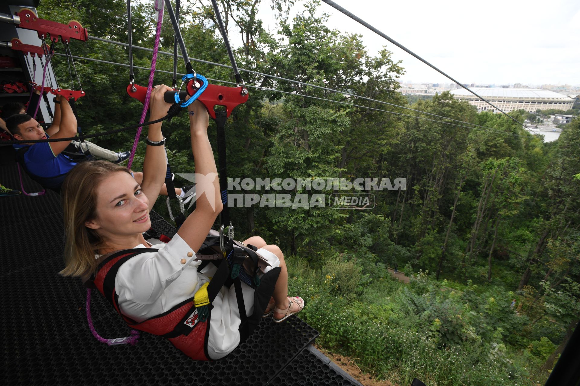 Москва. Посетители скоростного аттракциона Zipline Skypark Moscow  `Полет над Москвой`на Воробьевых горах.