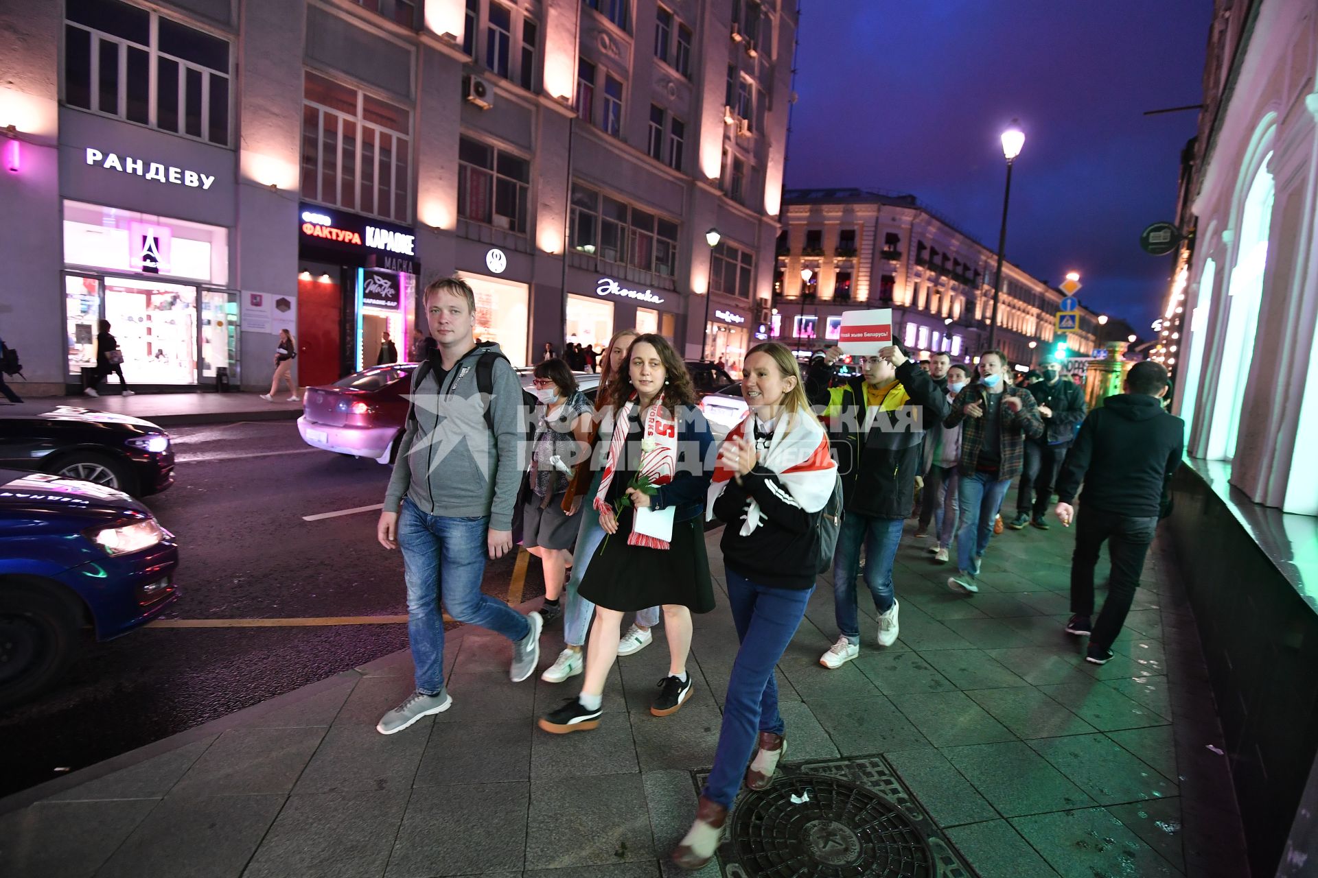 Москва. Участники пикета в поддержку активистов оппозиции в Белоруссии и задержанных в Минске российских журналистов у посольства Белоруссии.