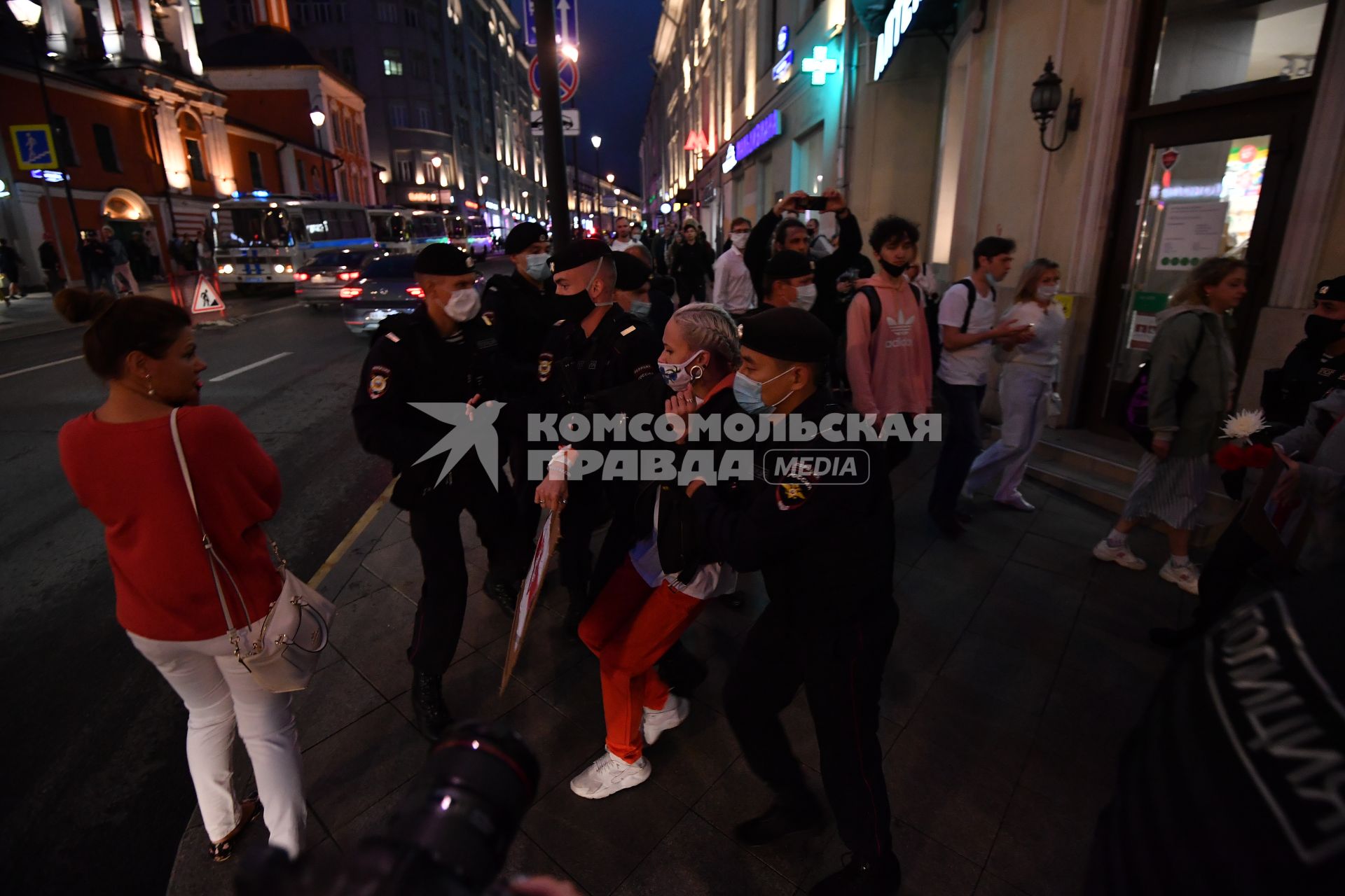 Москва. Сотрудники полиции во время пикета в поддержку активистов оппозиции в Белоруссии и задержанных в Минске российских журналистов у посольства Белоруссии.