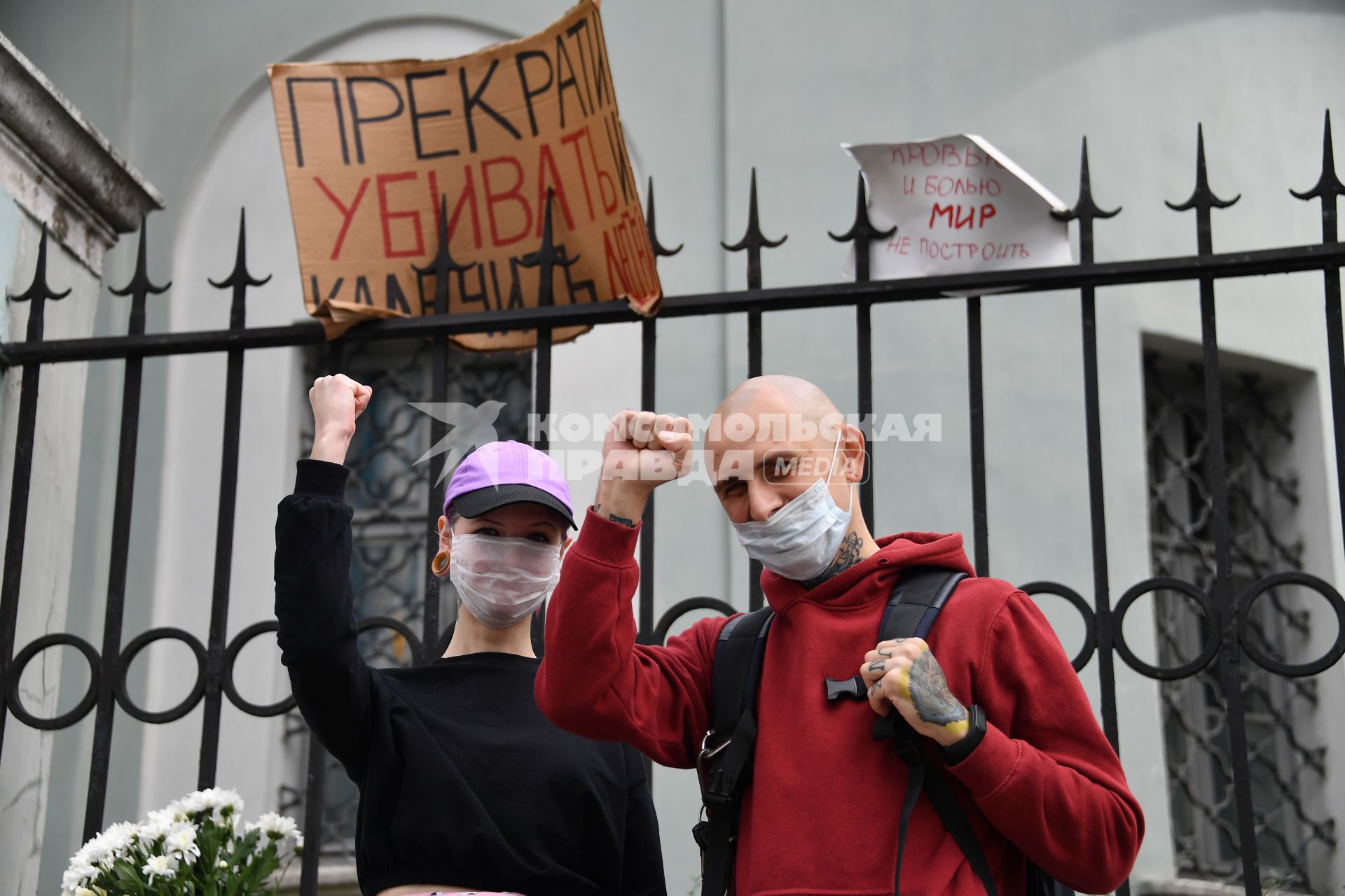 Москва. Участники пикета в поддержку активистов оппозиции в Белоруссии и задержанных в Минске российских журналистов у посольства Белоруссии.