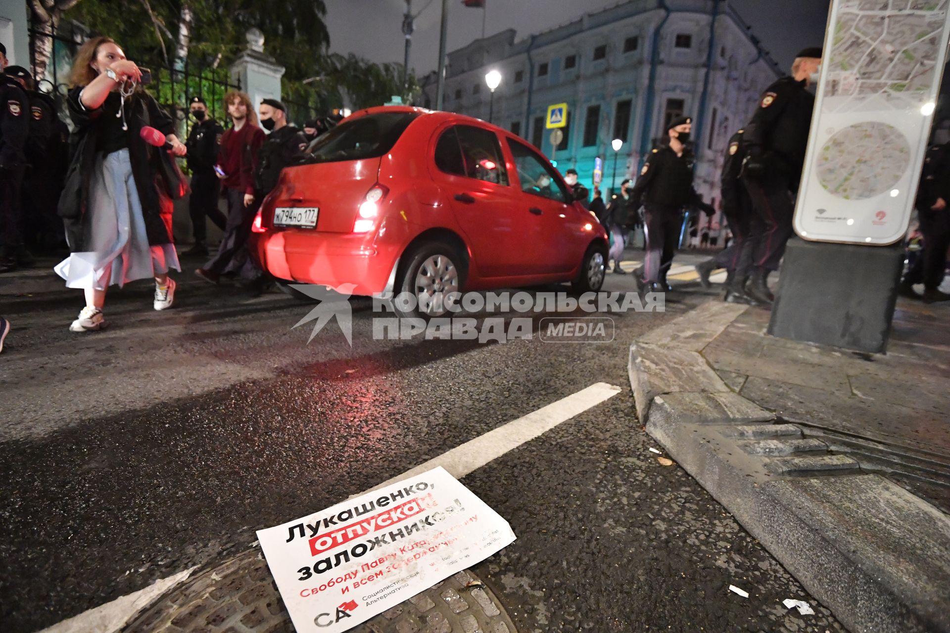 Москва. Участники  пикета в поддержку активистов оппозиции в Белоруссии и задержанных в Минске российских журналистов у посольства Белоруссии.