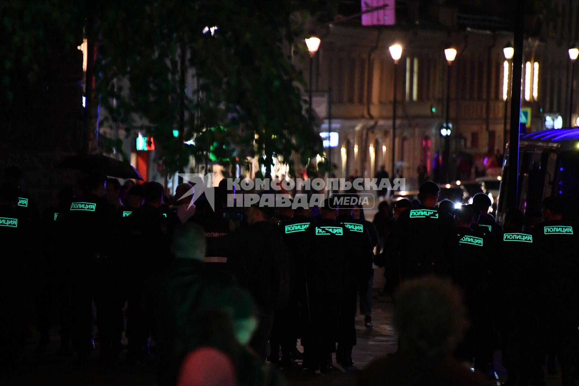 Москва. Сотрудники полиции во время пикета в поддержку активистов оппозиции в Белоруссии и задержанных в Минске российских журналистов у посольства Белоруссии.